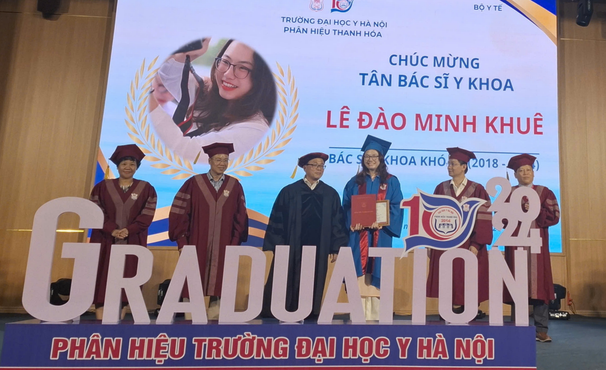 Tân bác sĩ chỉ đủ điểm đỗ đại học được vinh danh thủ khoa ngày tốt nghiệp- Ảnh 1. Tân bác sĩ chỉ đủ điểm đỗ đại học được vinh danh thủ khoa ngày tốt nghiệp- Ảnh 1.