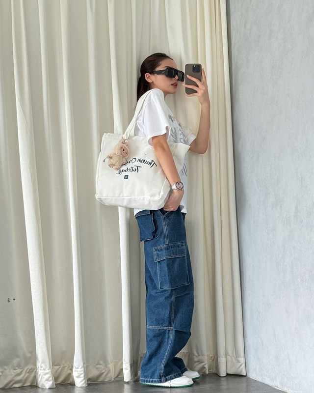 Tạo nét mới với mốt quần jeans trứ danh khi dạo phố- Ảnh 1. Tạo nét mới với mốt quần jeans trứ danh khi dạo phố- Ảnh 1.