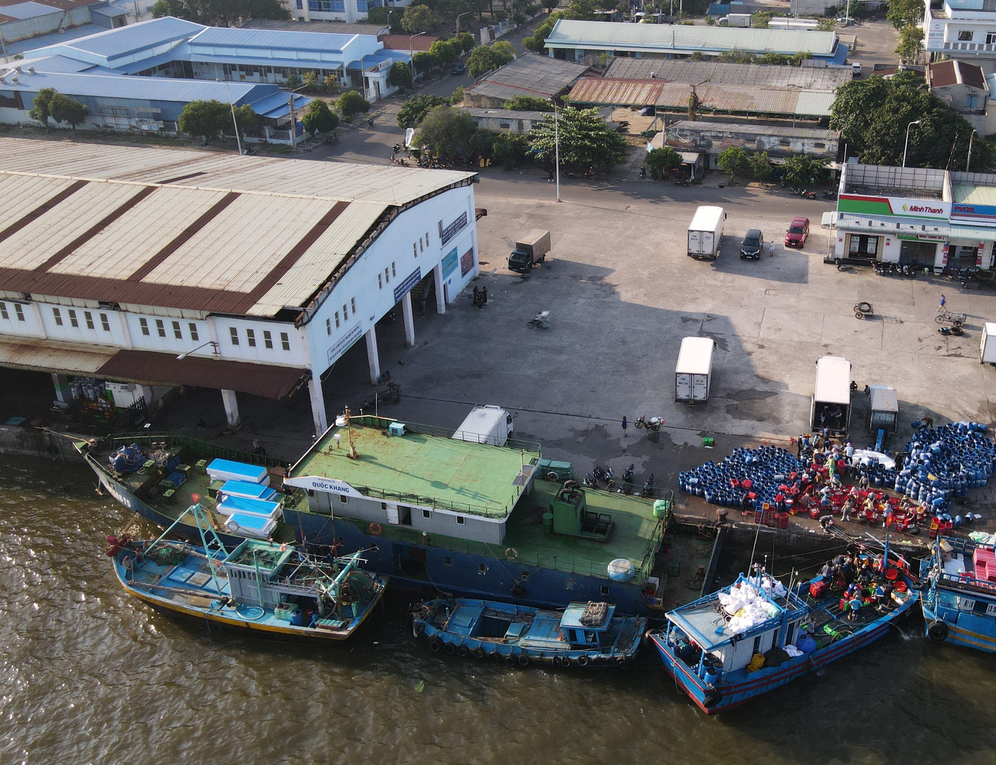 Tàu dịch vụ nghề cá cũng không được chở heo, bò ra đảo Phú Quý- Ảnh 1. Một chiếc tàu dịch vụ hậu cần nghề cá đang bốc xếp hàng hóa tại cảng cá Phan Thiết, tỉnh Bình Thuận - Ảnh: ĐỨC TRONG
