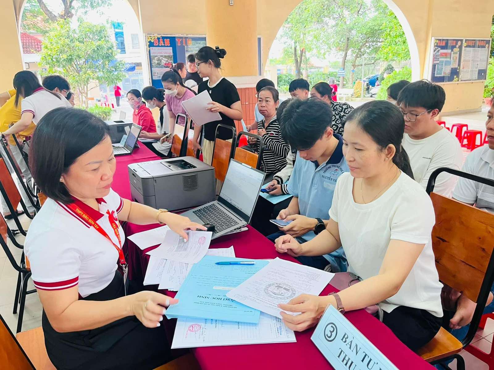 Tuyển bổ sung lớp 10: Thêm 1.400 thí sinh trúng tuyển trường công lập tại TP.HCM- Ảnh 1. Tuyển bổ sung lớp 10: Thêm 1.400 thí sinh trúng tuyển trường công lập tại TP.HCM- Ảnh 1.