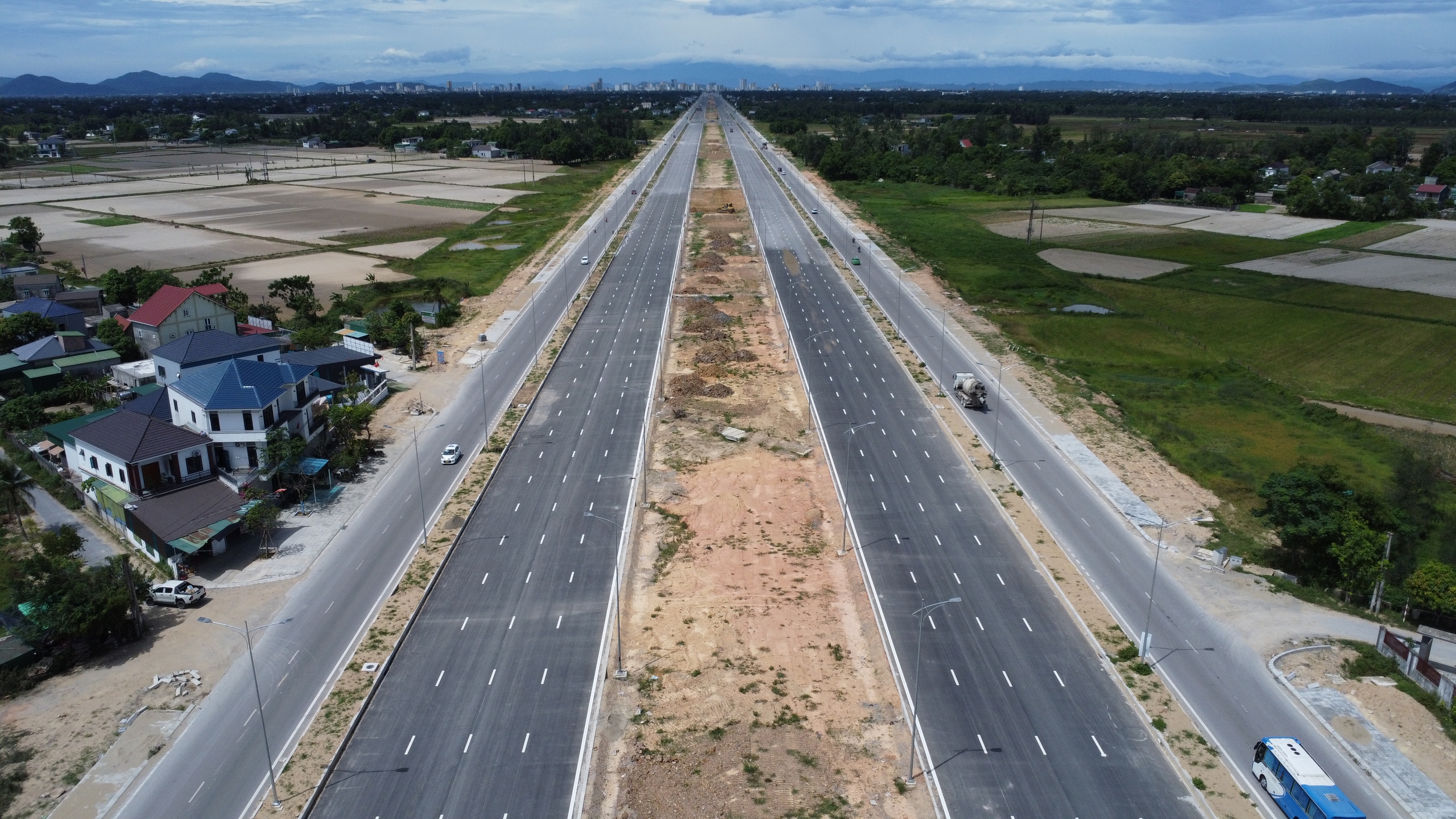 Thông xe tuyến đại lộ 1.400 tỷ hiện đại nối Vinh với phố biển Cửa Lò- Ảnh 1. Thông xe tuyến đại lộ 1.400 tỷ hiện đại nối Vinh với phố biển Cửa Lò- Ảnh 1.