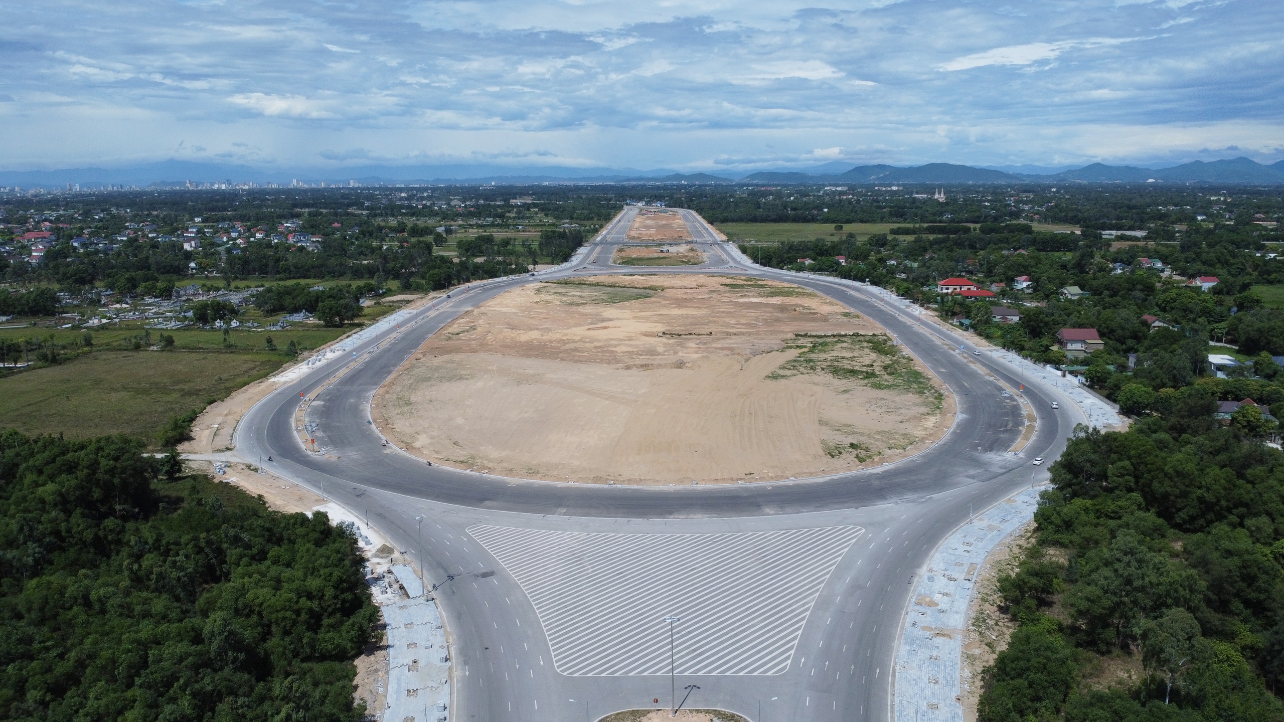 Thông xe tuyến đại lộ 1.400 tỷ hiện đại nối Vinh với phố biển Cửa Lò- Ảnh 2. Thông xe tuyến đại lộ 1.400 tỷ hiện đại nối Vinh với phố biển Cửa Lò- Ảnh 2.