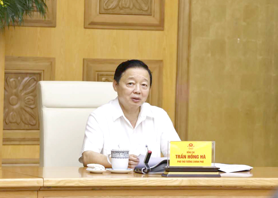 Phó Thủ tướng nhấn mạnh, cần có những giải pháp tháo gỡ vướng mắc ngay từ giai đoạn chuẩn bị dự án, phê duyệt chủ trương đầu tư, mới có thể xử lý thấu đáo khó khăn, bất cập trong giải ngân vốn đầu tư công