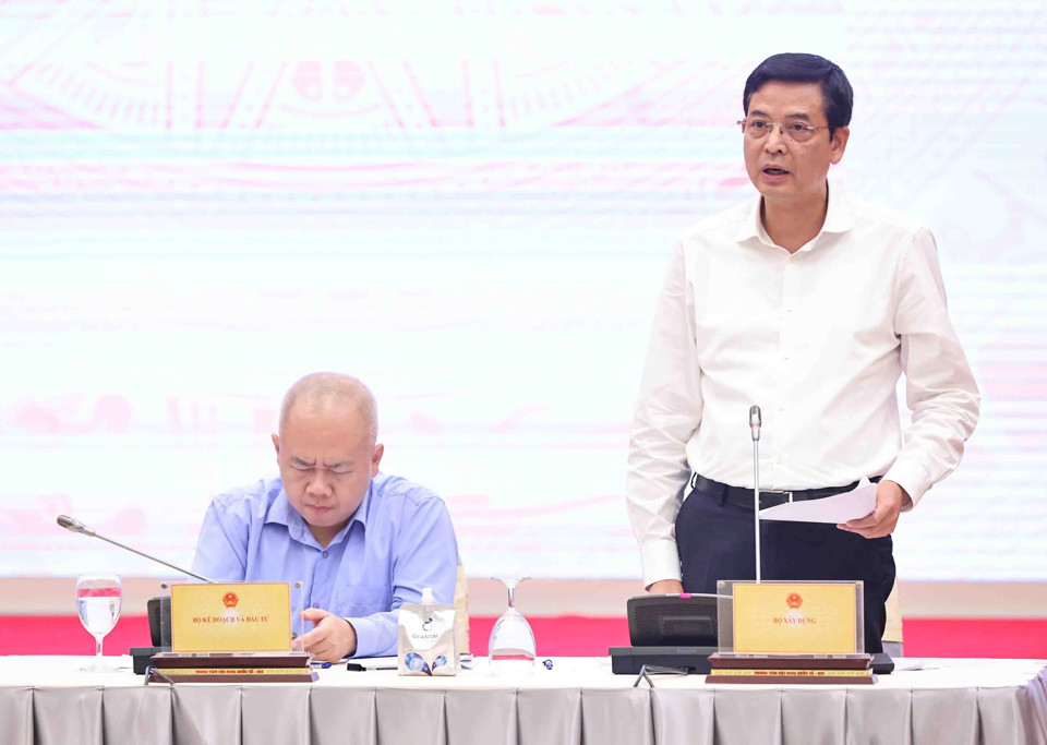 Thứ trưởng Bộ Xây dựng Bùi Xuân Dũng thông tin tại buổi họp báo Chính phủ thường kỳ tháng 8/2024.