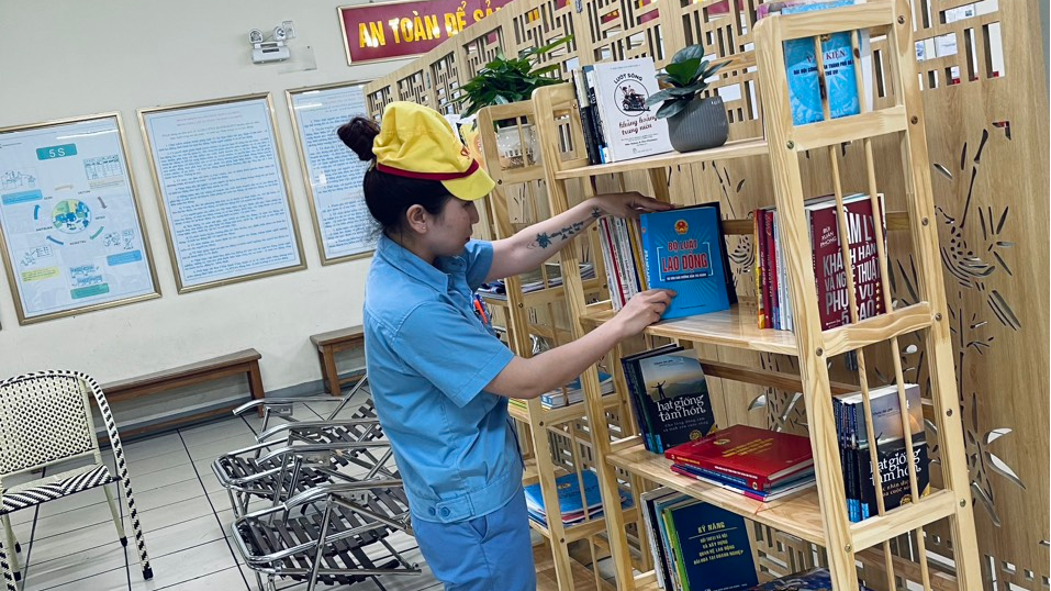 Chị Nguyễn Phương Thanh, công nhân Công ty TNHH SWCC SHOWA Việt Nam cho biết, Tủ sách Công đoàn đã giúp chị nâng cao hiểu biết pháp luật, kiến thức xã hội
