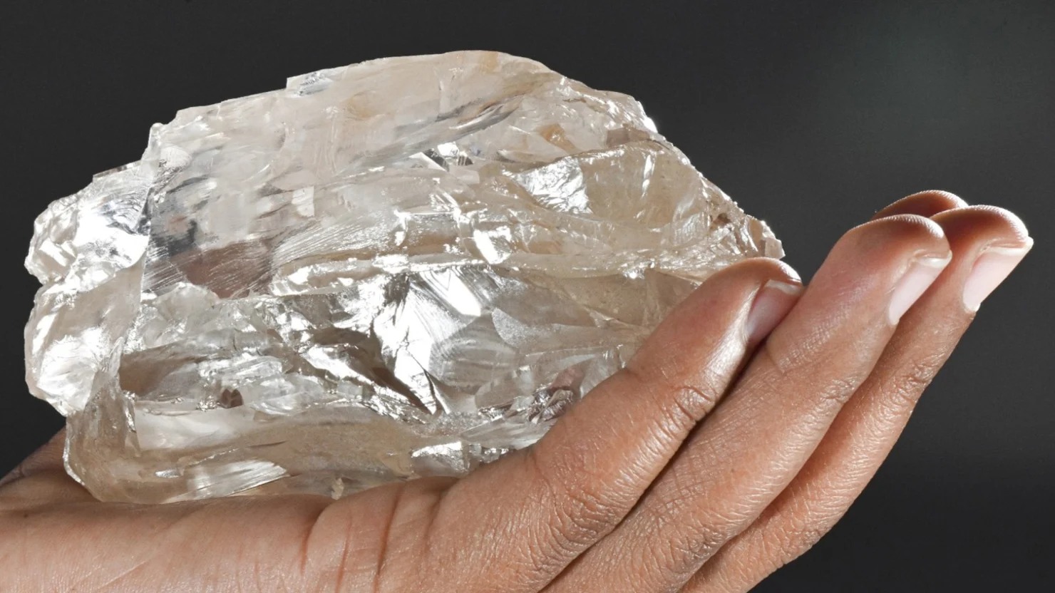 Tìm thấy viên kim cương 2.492 carat, lớn thứ 2 thế giới- Ảnh 1. Tìm thấy viên kim cương 2.492 carat, lớn thứ 2 thế giới- Ảnh 1.