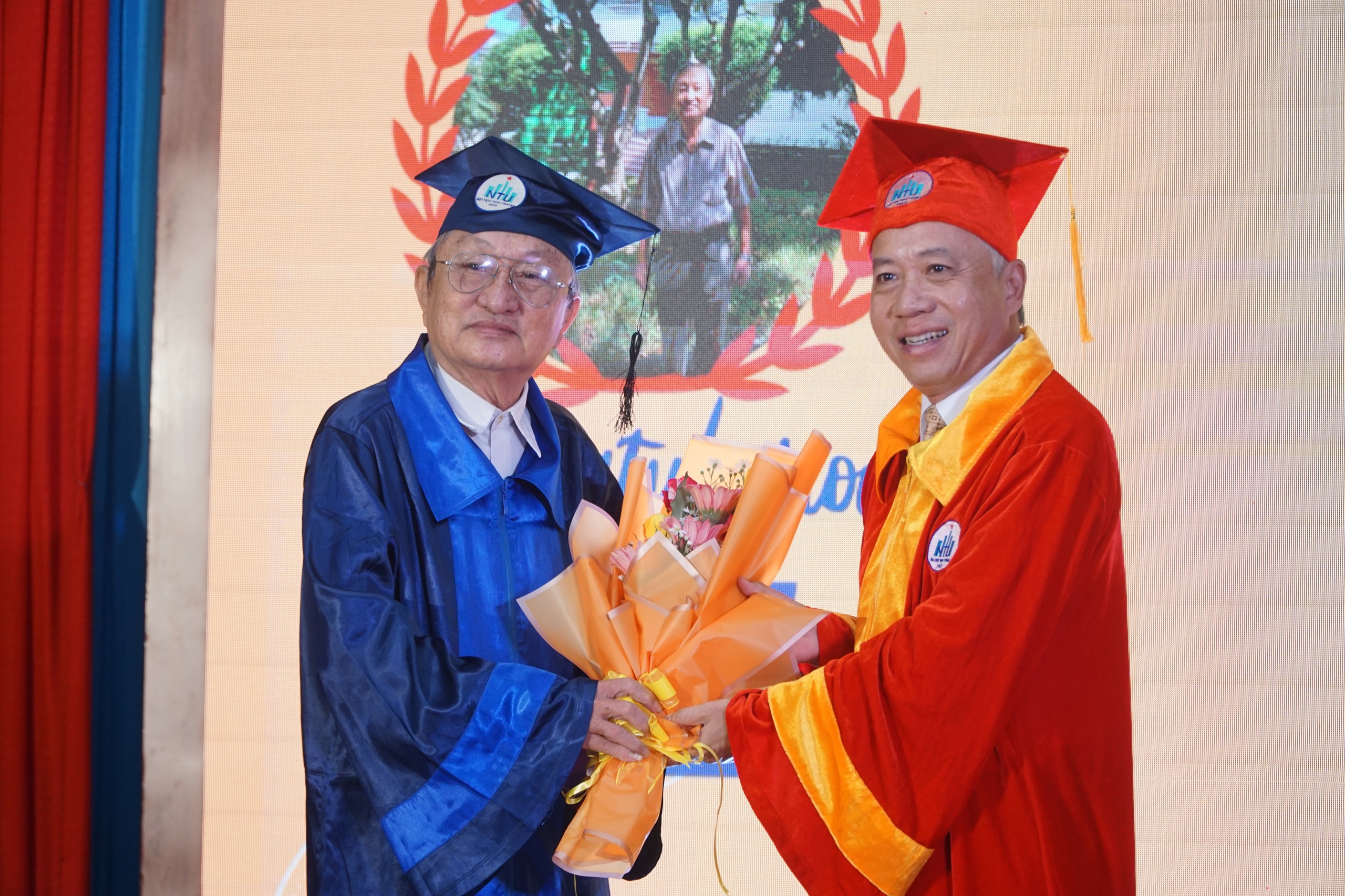 74 tuổi tốt nghiệp thạc sĩ quản trị kinh doanh: 'Tôi sẽ ráng học lên tiến sĩ'- Ảnh 1. 74 tuổi tốt nghiệp thạc sĩ quản trị kinh doanh: 'Tôi sẽ ráng học lên tiến sĩ'- Ảnh 1.