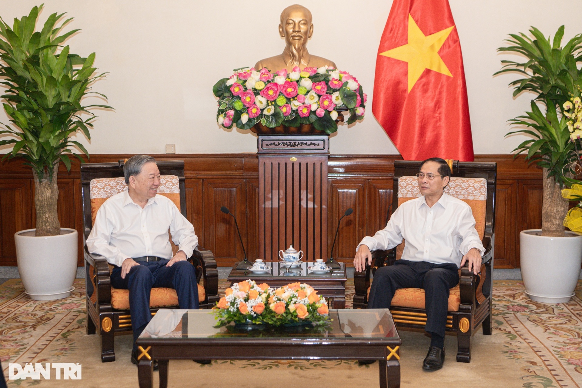 Tổng Bí thư, Chủ tịch nước Tô Lâm thăm và làm việc với Bộ Ngoại giao - 1 Tổng Bí thư, Chủ tịch nước Tô Lâm thăm và làm việc với Bộ Ngoại giao - 1