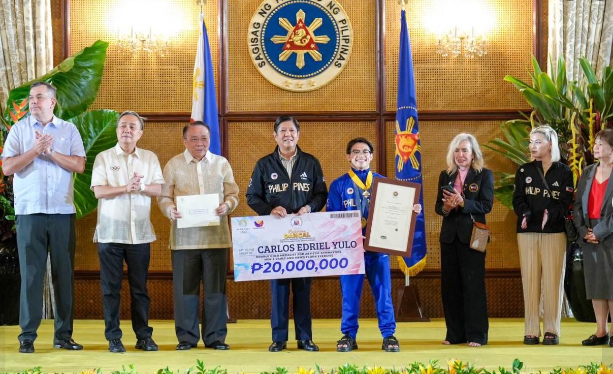 Tổng thống Philippines làm điều bất ngờ, tặng thưởng đặc biệt người hùng Yulo đoạt 2 HCV Olympic - Ảnh 2. Tổng thống Philippines làm điều bất ngờ, tặng thưởng đặc biệt người hùng Yulo đoạt 2 HCV Olympic - Ảnh 2.