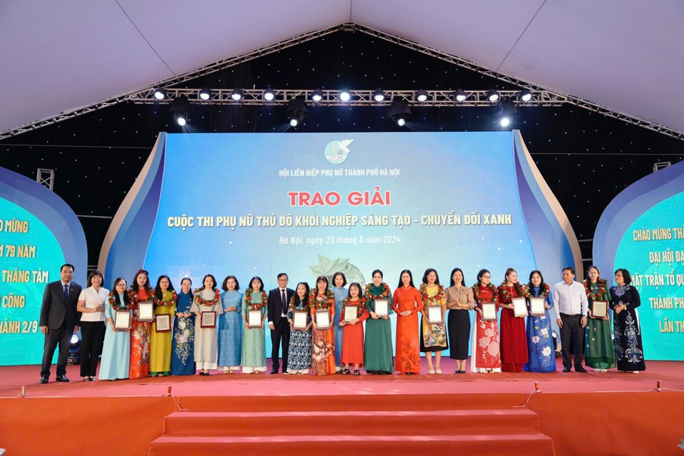 Tại chương trình, Ban tổ chức đã trao giải cho 8 nữ nghệ nhân, thợ giỏi tiêu biểu và 15 dự án đạt giải tại vòng chung kết cuộc thi Phụ nữ Thủ đô khởi nghiệp sáng tạo - chuyển đổi xanh năm 2024