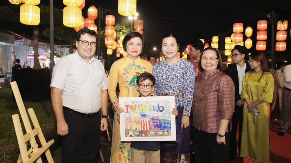 Các tác phẩm trong cuộc thi vẽ tranh thiếu nhi quốc tế “Em yêu Hà Nội-Thành phố vì hòa bình” được trưng bày tại Hoàng Thành Thăng Long.
