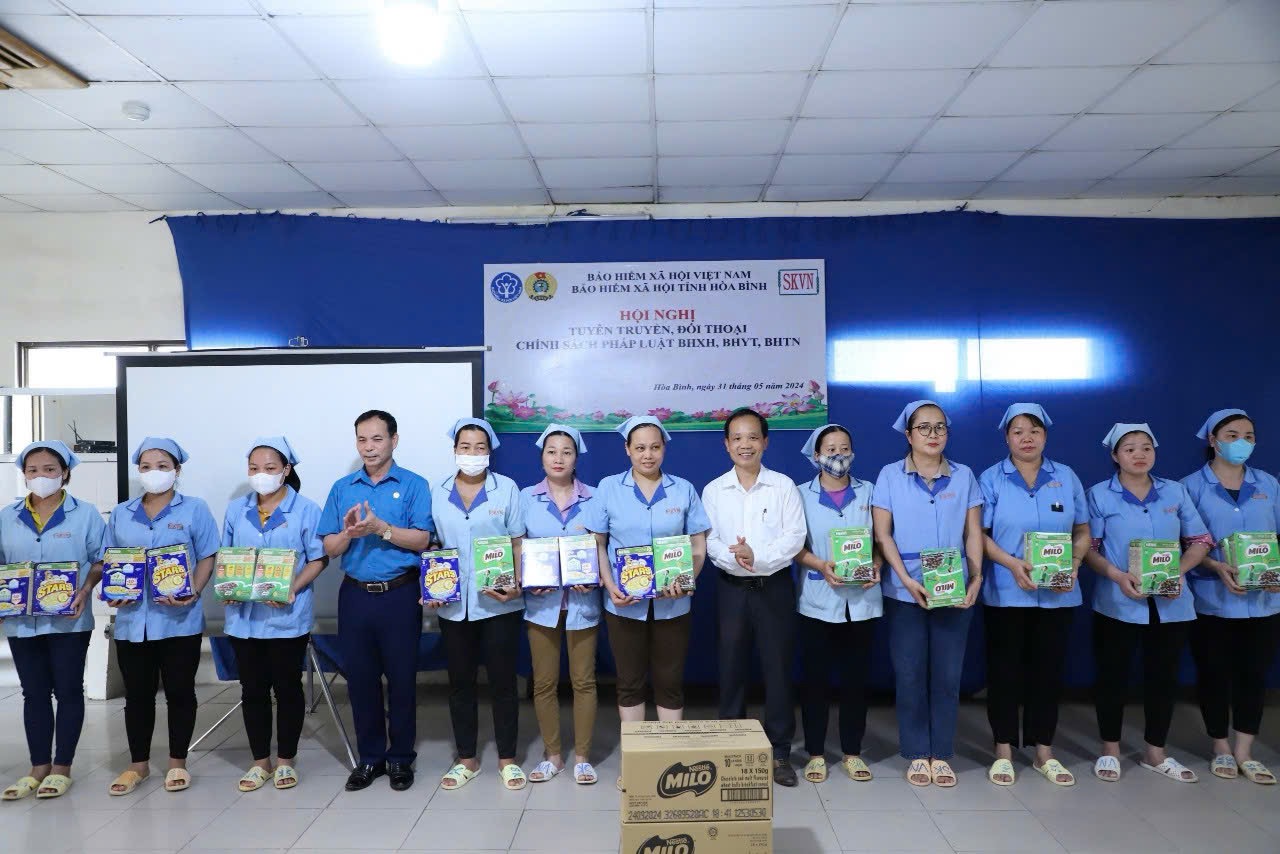 Trao tặng gần 200.000 phần quà cho hỗ trợ học sinh, sinh viên trên cả nước- Ảnh 1. Trao tặng gần 200.000 phần quà cho hỗ trợ học sinh, sinh viên trên cả nước- Ảnh 1.