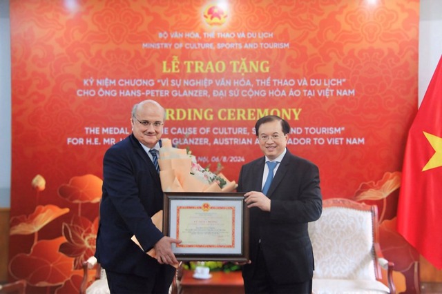 Trao tặng kỷ niệm chương “Vì sự nghiệp Văn hoá, Thể thao và Du lịch” cho Đại sứ Áo tại Việt Nam - Ảnh 1. Trao tặng kỷ niệm chương “Vì sự nghiệp Văn hoá, Thể thao và Du lịch” cho Đại sứ Áo tại Việt Nam - Ảnh 1.