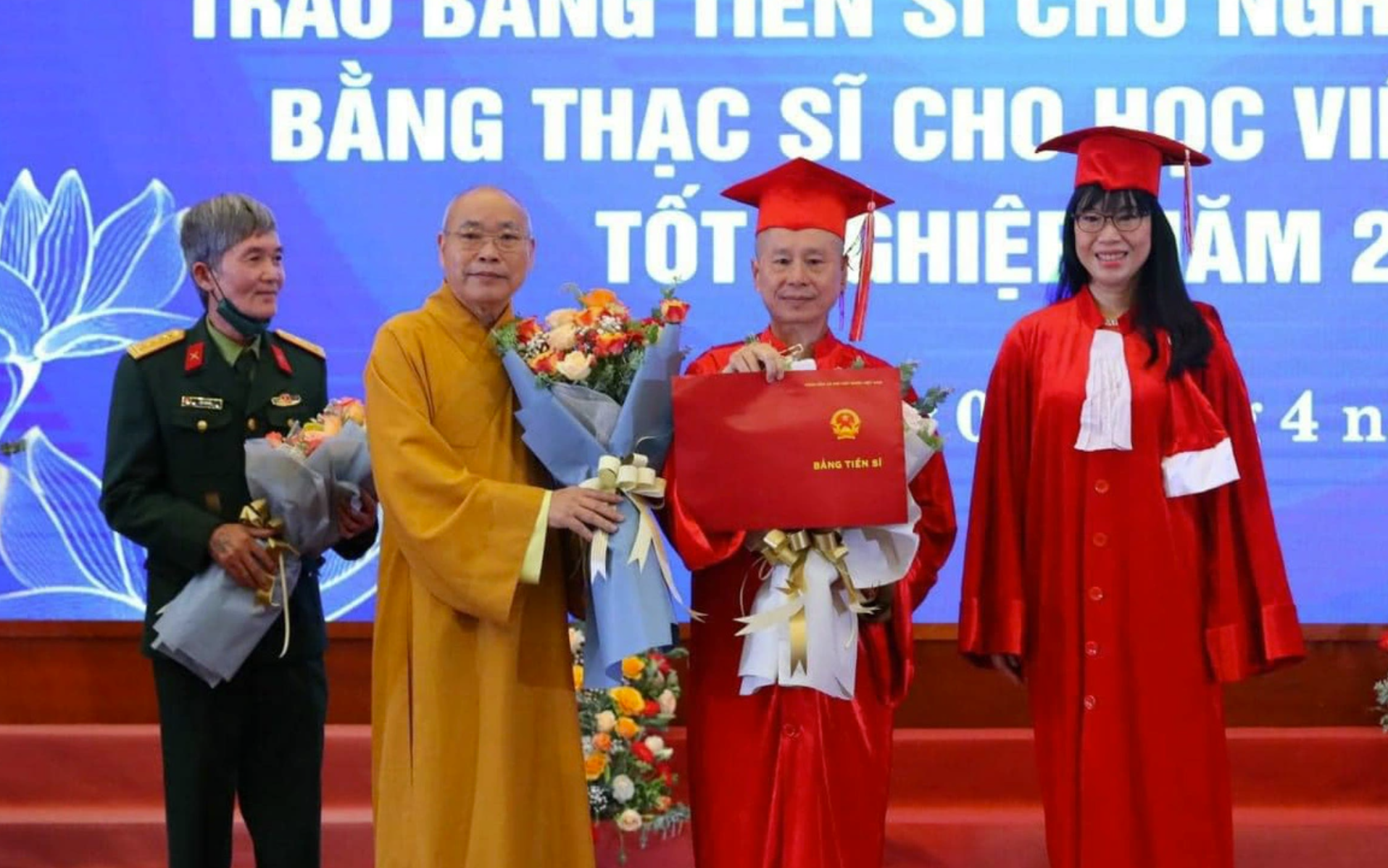 Trường ĐH Hà Nội không còn lưu hồ sơ tuyển sinh của ông Vương Tấn Việt- Ảnh 1. Trước khi học văn bằng (năm 2017) và trở thành nghiên cứu sinh (năm 2019) tại Trường đại học Luật Hà Nội, ông Vương Tấn Việt từng tốt nghiệp đại học ngành tiếng Anh năm 2001 tại Trường đại học Ngoại ngữ (nay là Trường đại học Hà Nội). Trong ảnh, ông Vương Tấn Việt (thứ 2 từ phải sang) nhận bằng tiến sĩ luật vào tháng 4-2022 - Ảnh: Cổng TTĐT Giáo hội Phật giáo Việt Nam