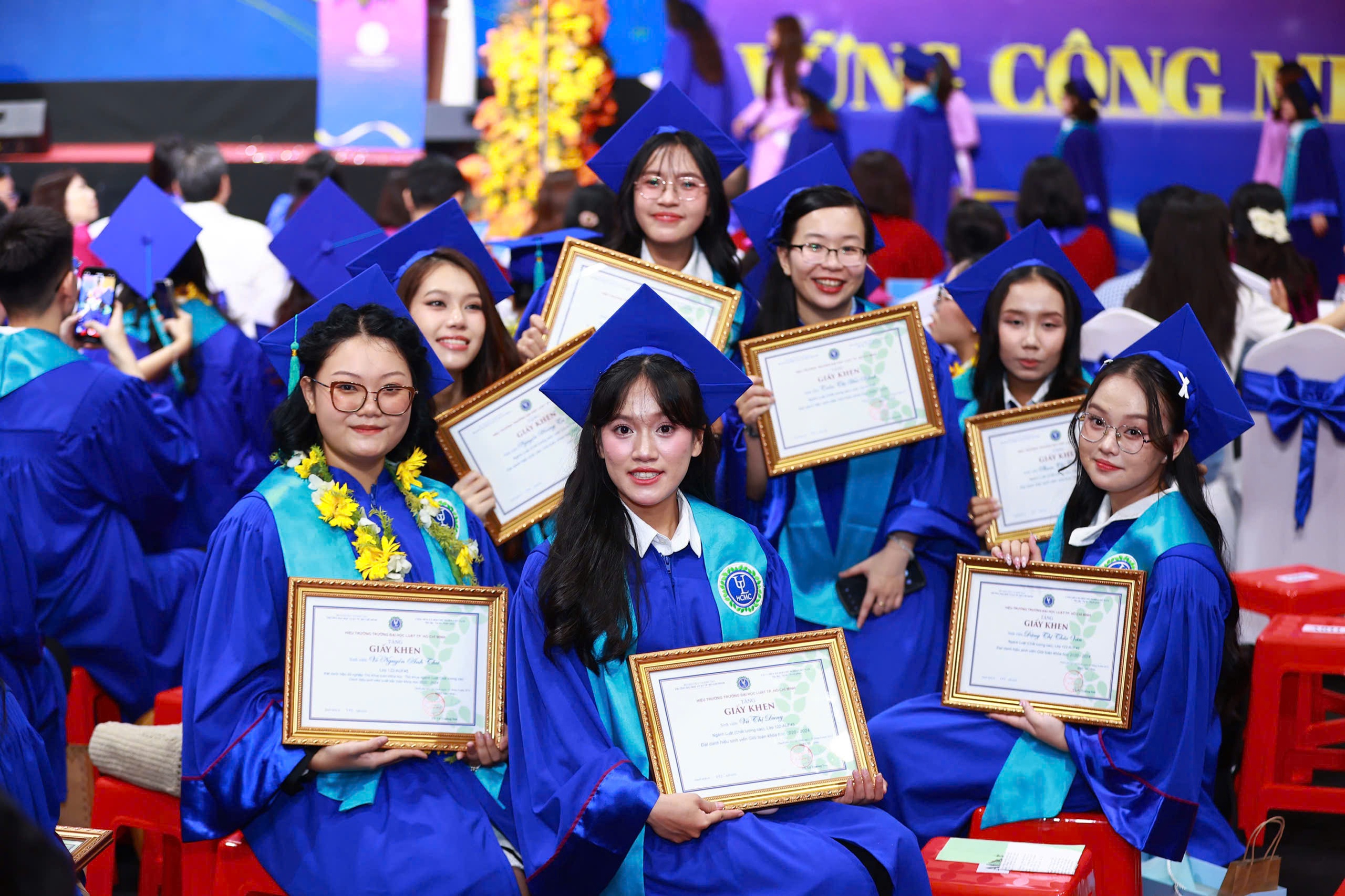 Trường ĐH Luật TP HCM có số sinh viên tốt nghiệp loại xuất sắc cao kỷ lục - Ảnh 1. Trường ĐH Luật TP HCM có số sinh viên tốt nghiệp loại xuất sắc cao kỷ lục - Ảnh 1.