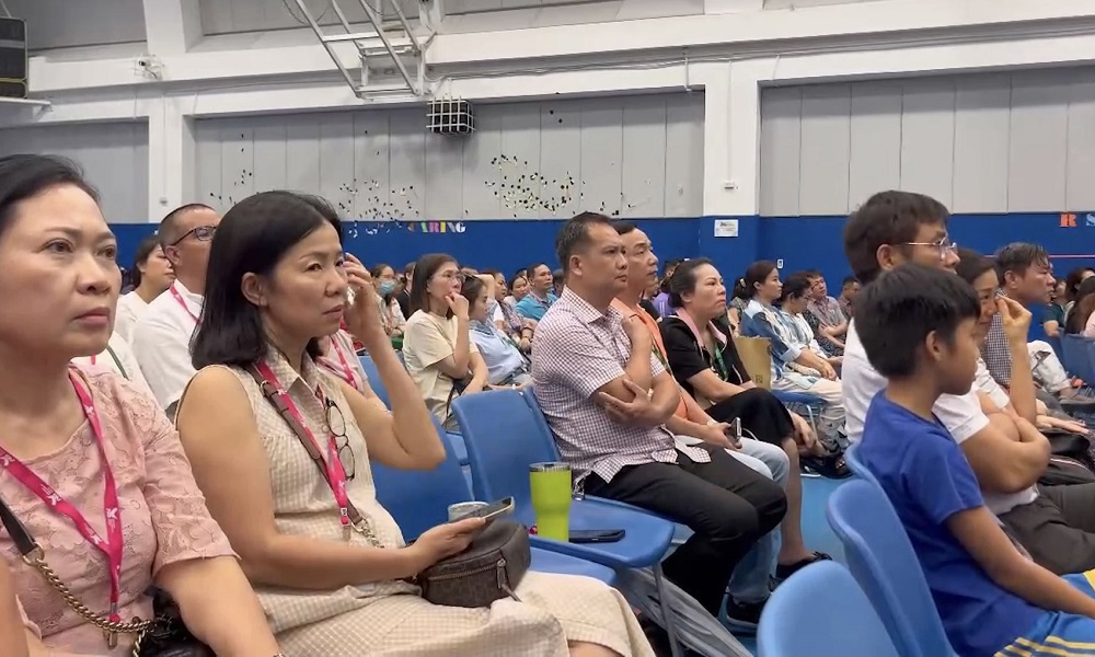 Trường quốc tế AISVN phải tạo điều kiện cho học sinh chuyển trường- Ảnh 1. Hàng trăm phụ huynh Trường quốc tế AISVN lo lắng trước những thông tin về tình hình hoạt động của trường chuẩn bị năm học mới 2024 - 2025 - Ảnh: B.H.
