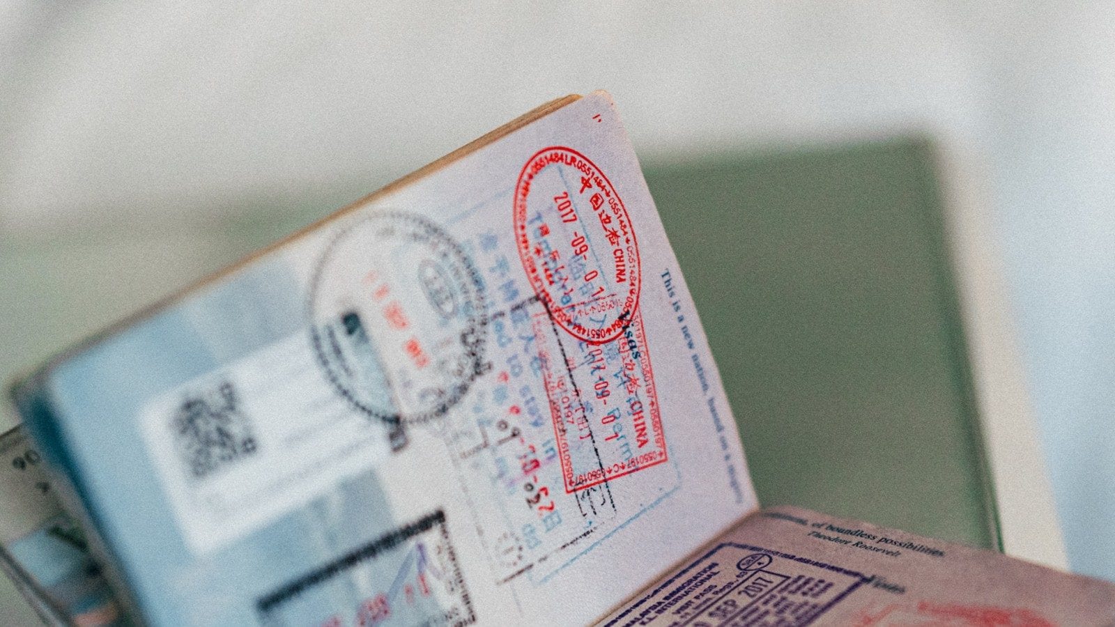 Từ tháng 11/2024, các quốc gia này sẽ bỏ đóng dấu lên hộ chiếu (passport) cho du khách - Ảnh 1. Từ tháng 11/2024, các quốc gia này sẽ bỏ đóng dấu lên hộ chiếu (passport) cho du khách - Ảnh 1.