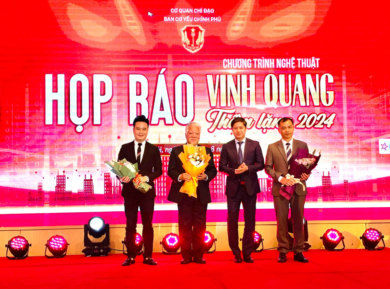 Thiếu tướng Nguyễn Hữu Hùng (thứ 2 từ phải sang) tặng hoa các thành viên BTC tại buổi họp báo Thiếu tướng Nguyễn Hữu Hùng (thứ 2 từ phải sang) tặng hoa các thành viên BTC tại buổi họp báo