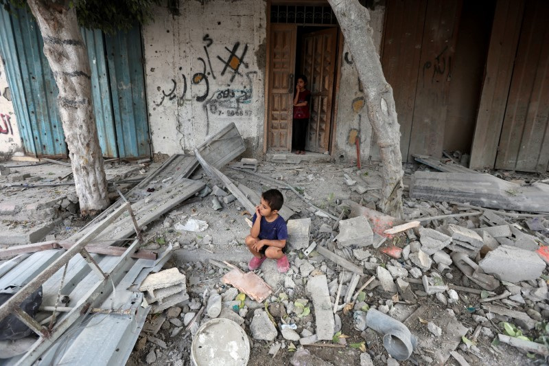 Tuyên bố của Hamas khiến triển vọng đạt thỏa thuận ngừng bắn ở Gaza gặp khó- Ảnh 1. Aftermath of an Israeli strike on a house, in Maghazi refugee camp in the central Gaza Strip