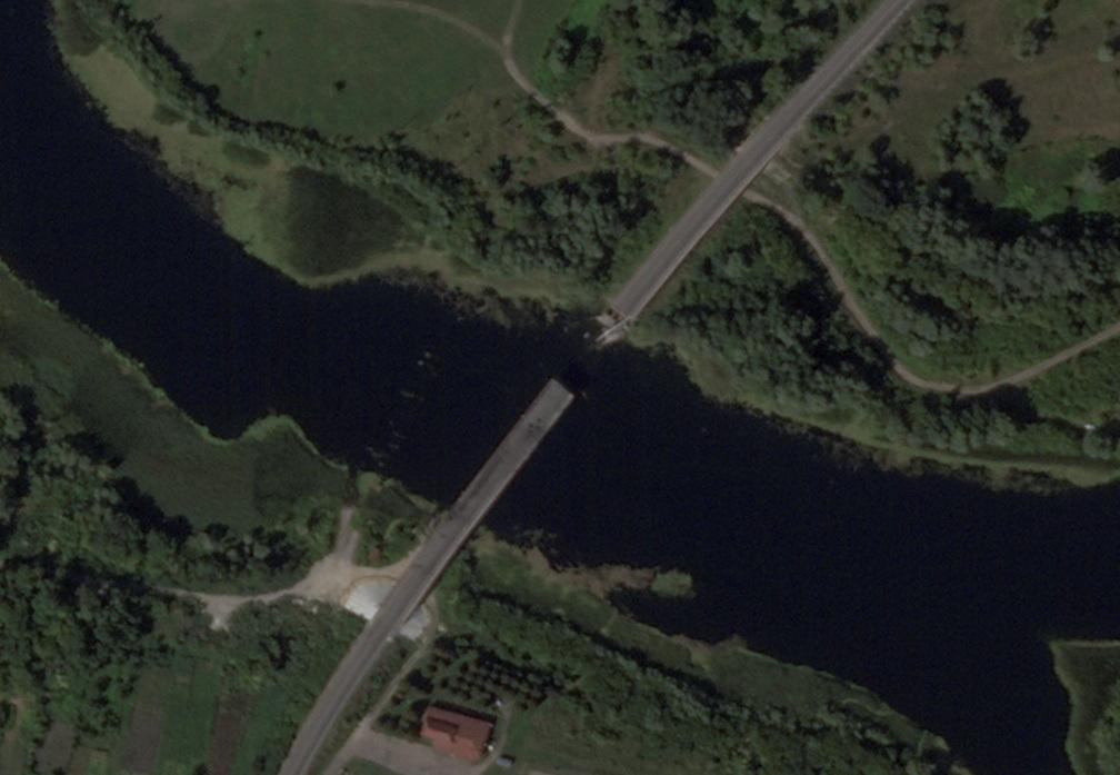 Ukraine tuyên bố phá hủy thành công thêm một cầu đường bộ ở Kursk- Ảnh 1. Ukrainian strike on a bridge over the Seym river in the Kursk region