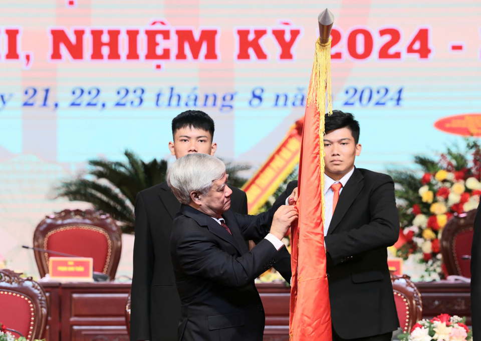 Thừa ủy quyền của Chủ tịch nước, Chủ tịch Ủy ban T.Ư Mặt trận Tổ quốc Việt Nam Đỗ Văn Chiến trao Huân chương Lao động hạng Nhất cho tập thể Ủy ban Mặt trận Tổ quốc Việt Nam TP Hà Nội