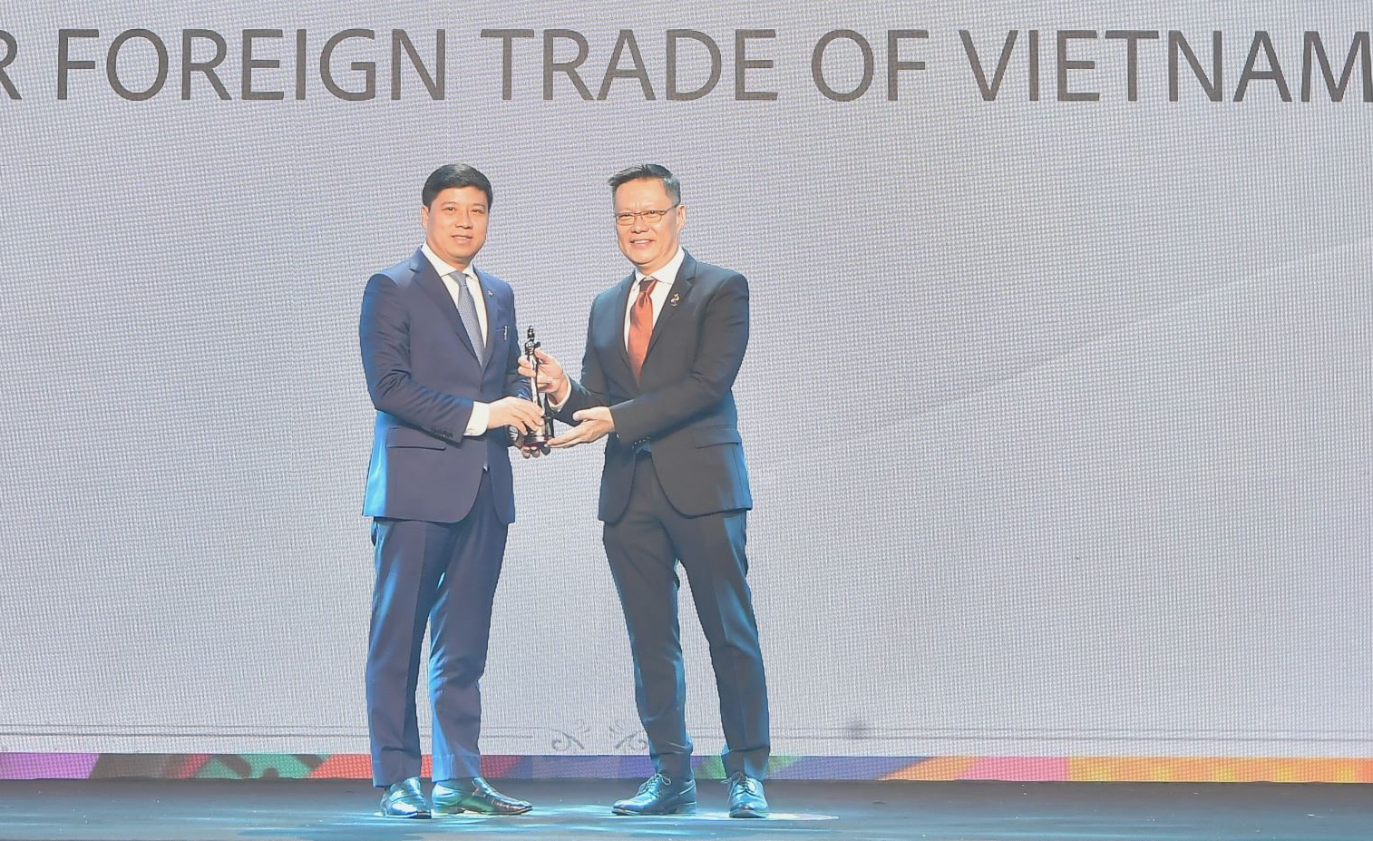 Vietcombank được vinh danh "Nơi làm việc tốt nhất châu Á"- Ảnh 1. Vietcombank được vinh danh "Nơi làm việc tốt nhất châu Á"- Ảnh 1.