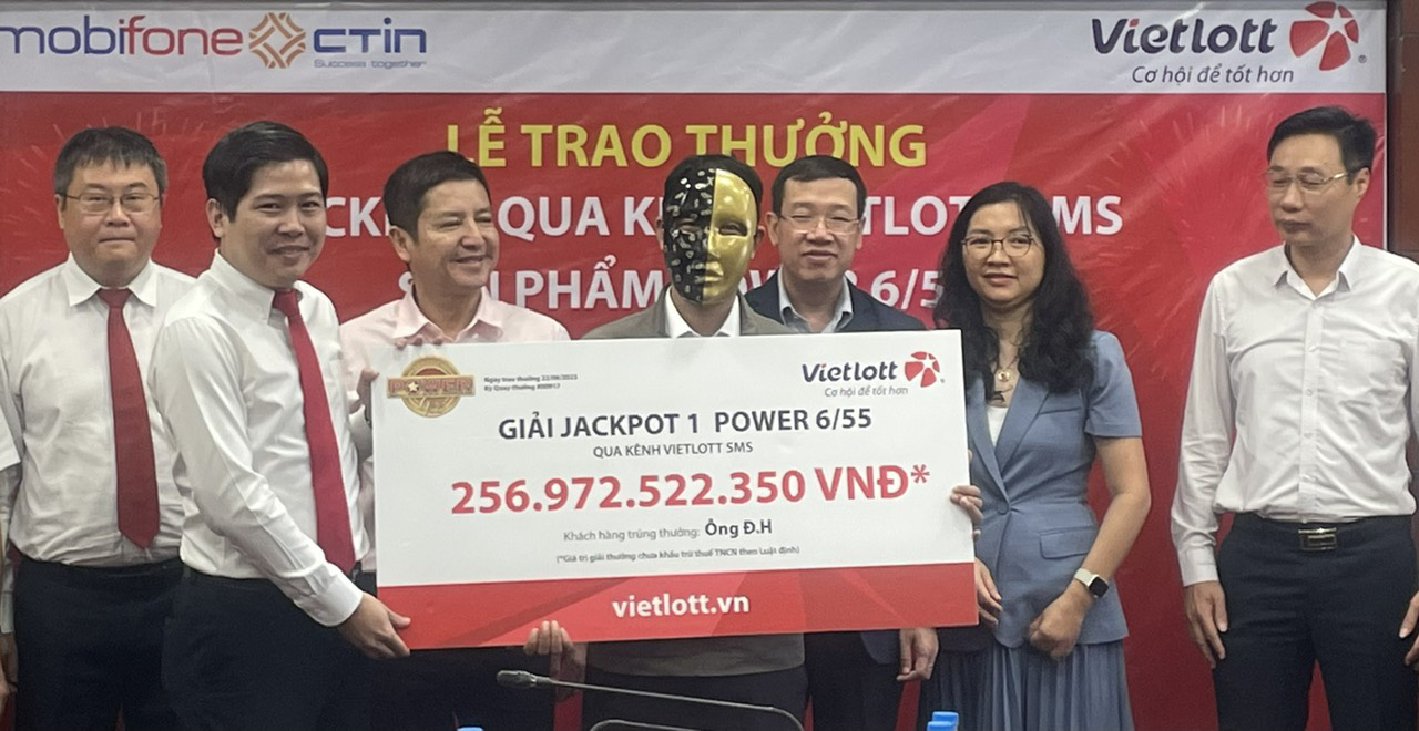 Vietlott báo lãi đậm, có gần 1.400 tỉ gửi ngân hàng, muốn mở rộng sang lĩnh vực mới- Ảnh 1. Một người chơi nhận thưởng của Vietlott - Ảnh: Vietlott