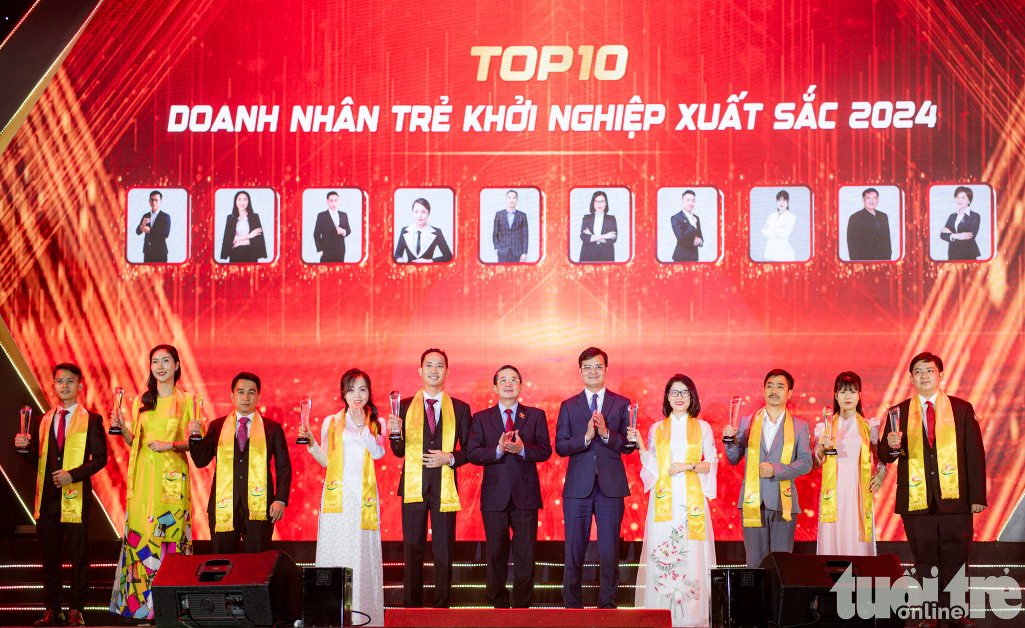 Vinh danh 86 doanh nhân trẻ khởi nghiệp xuất sắc 2024- Ảnh 1. Phó chủ tịch Quốc hội Nguyễn Đức Hải và Bí thư thứ nhất Trung ương Đoàn Bùi Quang Huy trao danh hiệu cho Top 10 doanh nhân trẻ khởi nghiệp xuất sắc 2024
