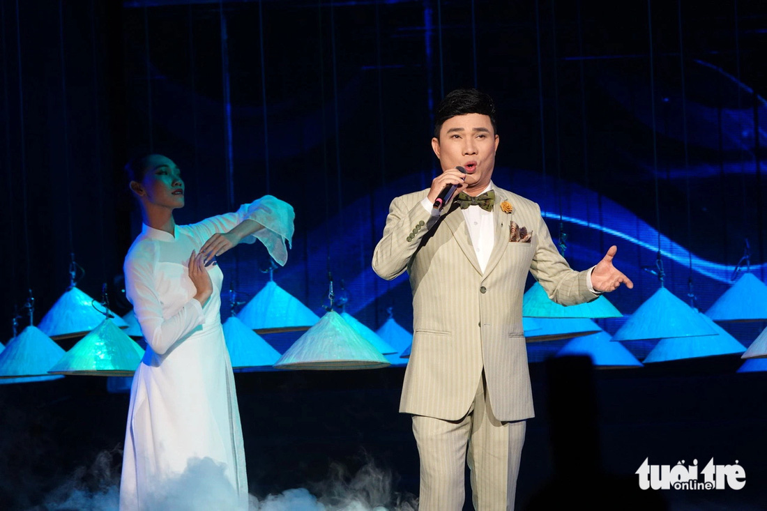 Quang Linh hát "Ở hai đầu nỗi nhớ" mở màn đêm nhạc - Ảnh: T.T.D. Xúc động đêm nhạc Phan Huỳnh Điểu - Tình yêu ở lại- Ảnh 1.