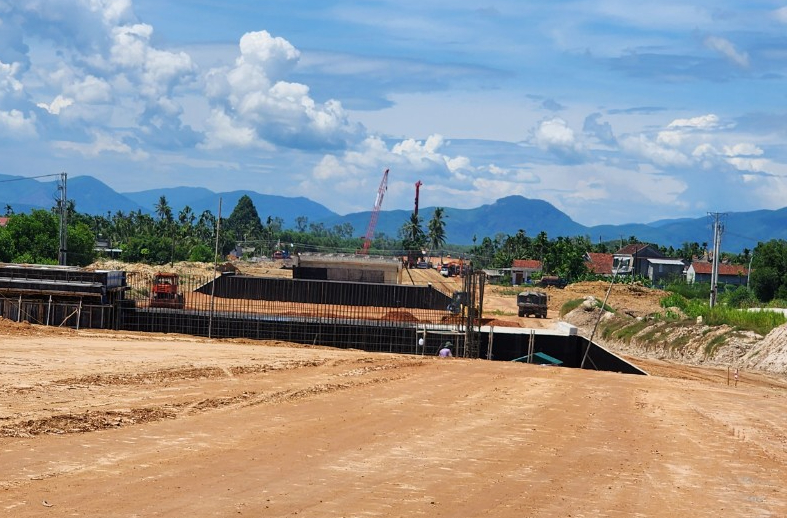 Xuyên đêm đua tiến độ 500 cầu, cống, hầm chui trên cao tốc Quảng Ngãi - Hoài Nhơn- Ảnh 5. Xuyên đêm đua tiến độ 500 cầu, cống, hầm chui trên cao tốc Quảng Ngãi - Hoài Nhơn- Ảnh 5.