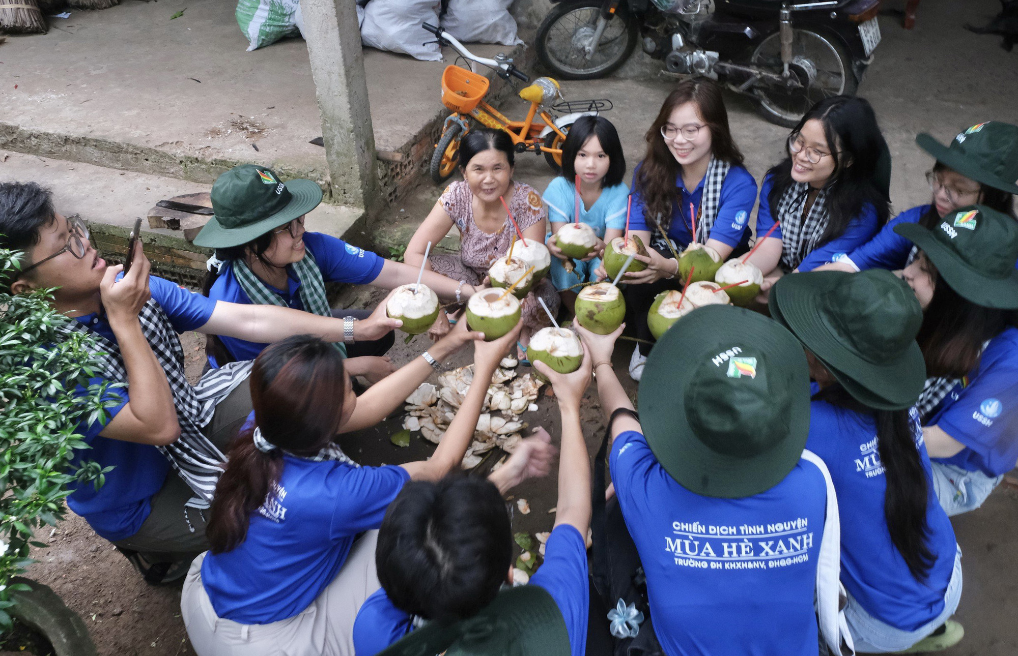 Người dân chiêu đãi đặc sản dừa Bến Tre cho đội hình tình nguyện với thông điệp “Yêu thương tới bến” 'Yêu thương tới bến' của sinh viên tình nguyện hè- Ảnh 1.