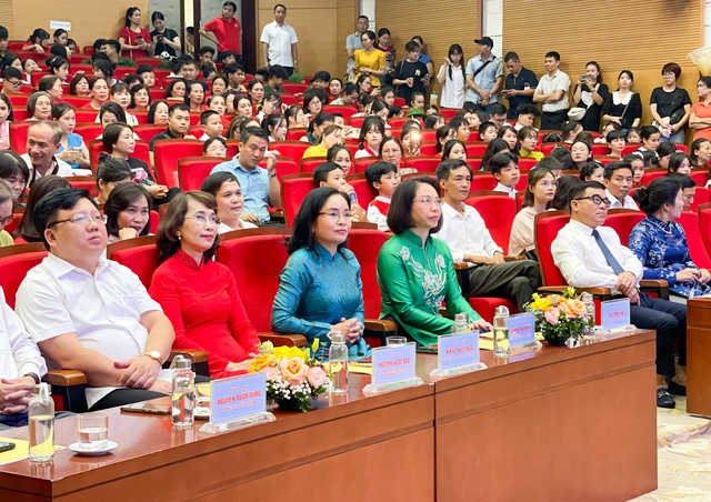 Lan tỏa niềm đam mê đọc sách đối với thế hệ trẻ thông qua cuộc thi Đại sứ Văn hóa đọc Hà Nội 2024 - Ảnh 1. Lan tỏa niềm đam mê đọc sách đối với thế hệ trẻ thông qua cuộc thi Đại sứ Văn hóa đọc Hà Nội 2024 - Ảnh 1.