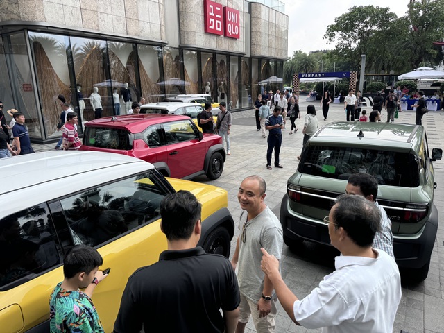Khách hàng trầm trồ tại lễ bàn giao xe điện mini VinFast VF 3 Khách hàng trầm trồ tại lễ bàn giao xe điện mini VinFast VF 3