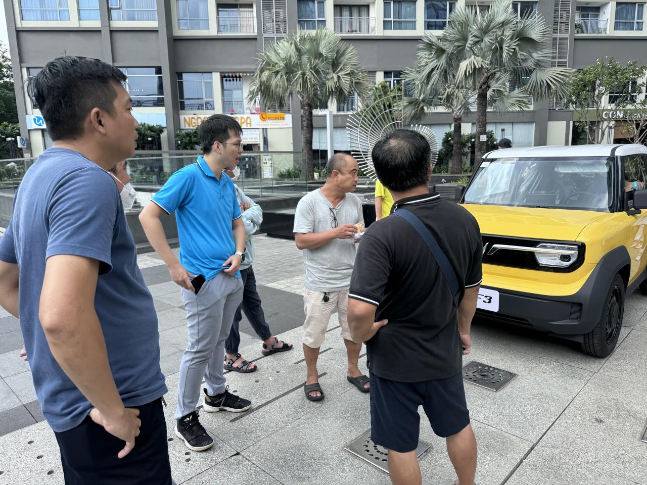 Khách hàng trầm trồ tại lễ bàn giao xe điện mini VinFast VF 3 Khách hàng trầm trồ tại lễ bàn giao xe điện mini VinFast VF 3