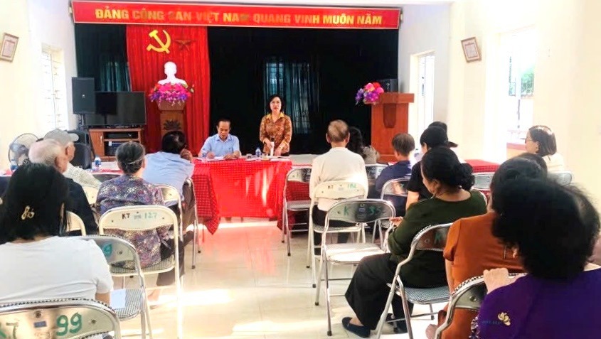 Bí thư Quận ủy Tây Hồ Lê Thị Thu Hằng tham dự sinh hoạt Chi bộ tại Chi bộ Tổ dân phố 11, phường Phú Thượng. 
