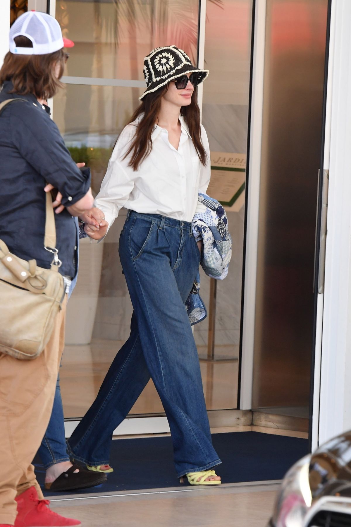 10 cách mặc quần jeans đẹp từ thu sang đông của Anne Hathaway- Ảnh 1. 10 cách mặc quần jeans đẹp từ thu sang đông của Anne Hathaway- Ảnh 1.