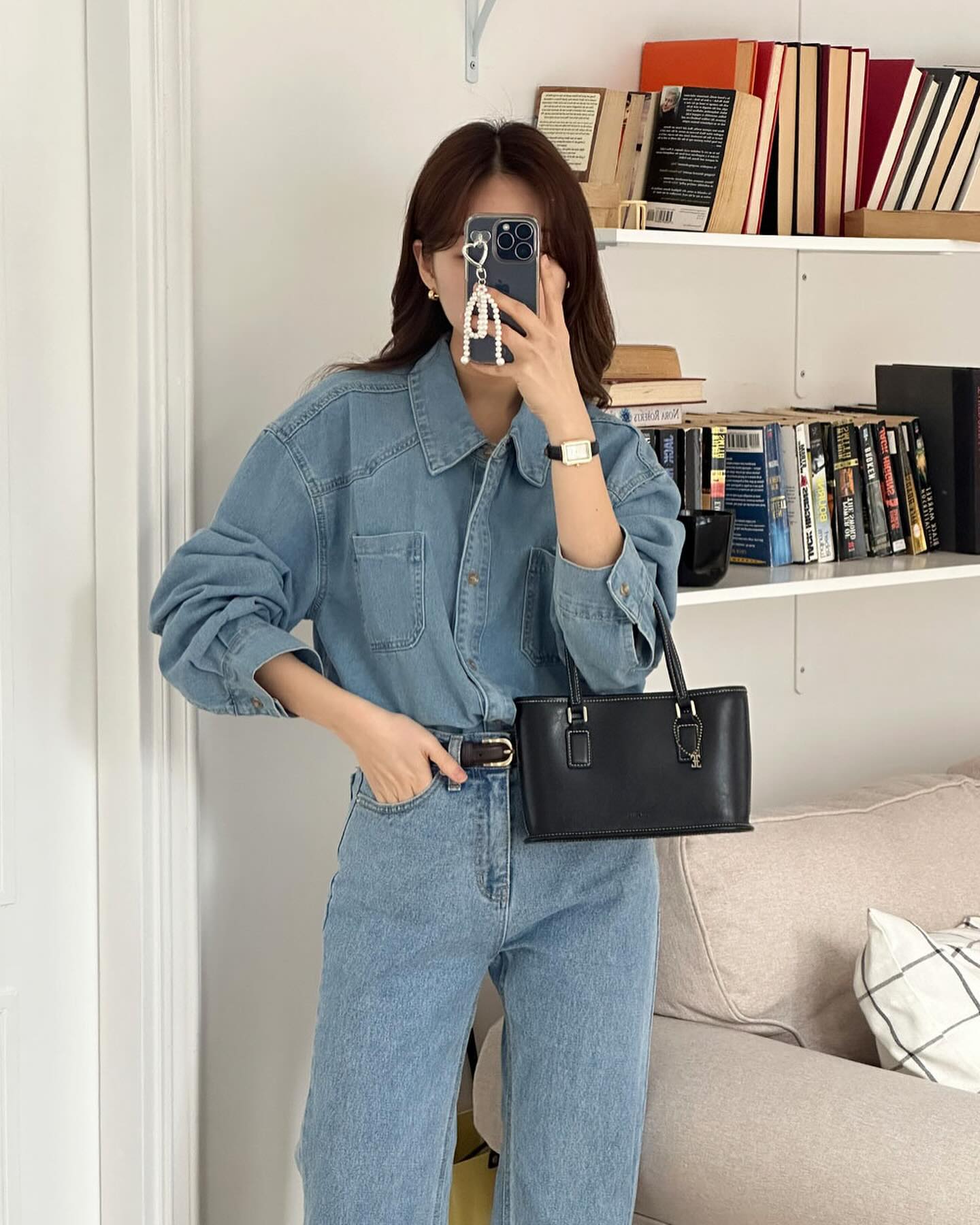 10 cách mặc trang phục denim vừa trẻ trung vừa thanh lịch tới công sở- Ảnh 1. 10 cách mặc trang phục denim vừa trẻ trung vừa thanh lịch tới công sở- Ảnh 1.