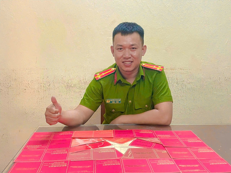 Lá cờ "đặc biệt" của Thượng úy Nguyễn Tuấn Anh.