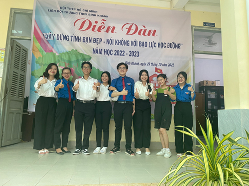 Gia Huy (thứ tư từ phải qua) nhận thức ý nghĩa quý giá của sự sống để lựa chọn thái độ tích cực, không ngừng đặt ra mục tiêu và hết lòng phấn đấu. Gia Huy (thứ tư từ phải qua) nhận thức ý nghĩa quý giá của sự sống để lựa chọn thái độ tích cực, không ngừng đặt ra mục tiêu và hết lòng phấn đấu.