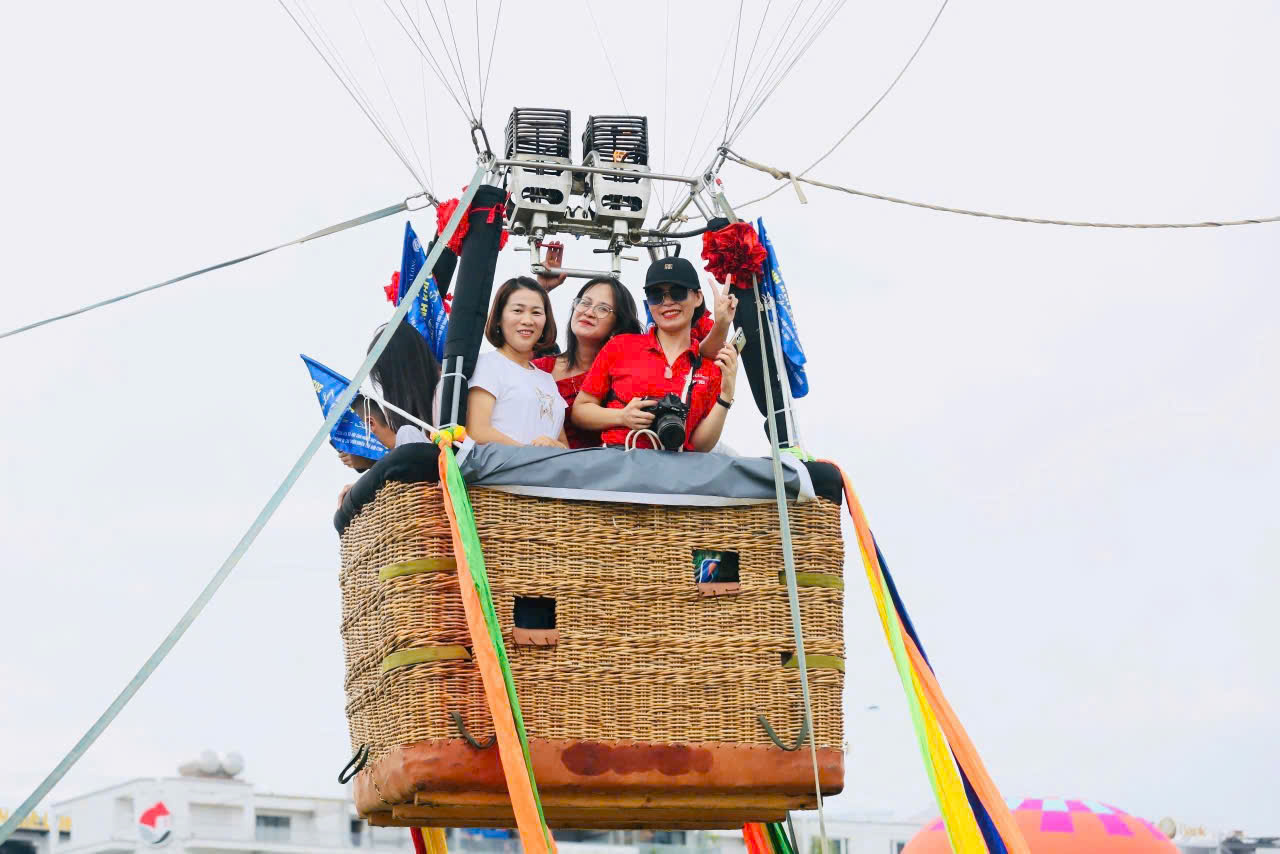 Người dân, du khách háo hức chờ bay khinh khí cầu miễn phí ở TP Hạ Long- Ảnh 3. Người dân, du khách háo hức chờ bay khinh khí cầu miễn phí ở TP Hạ Long- Ảnh 3.