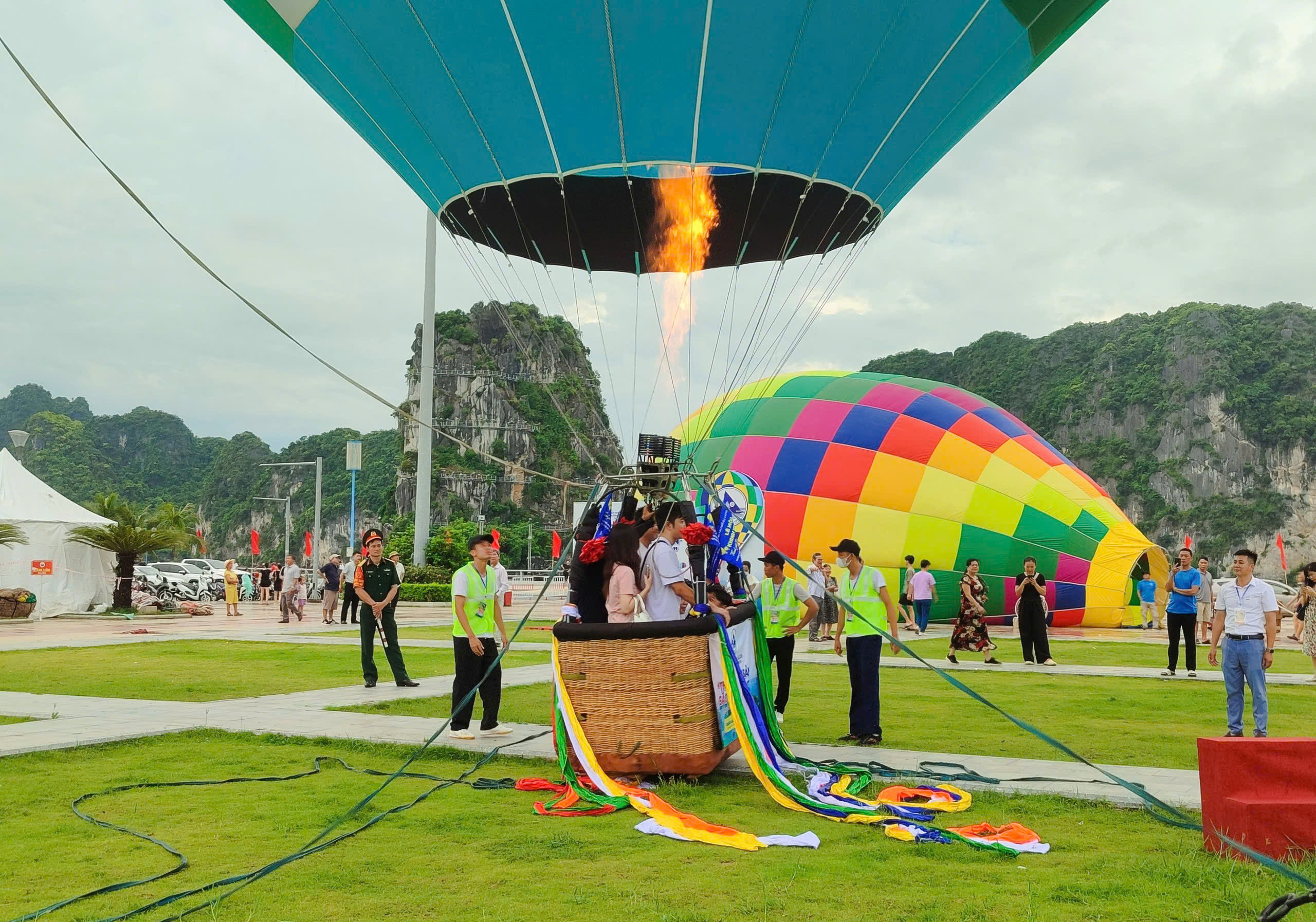 Người dân, du khách háo hức chờ bay khinh khí cầu miễn phí ở TP Hạ Long- Ảnh 4. Người dân, du khách háo hức chờ bay khinh khí cầu miễn phí ở TP Hạ Long- Ảnh 4.