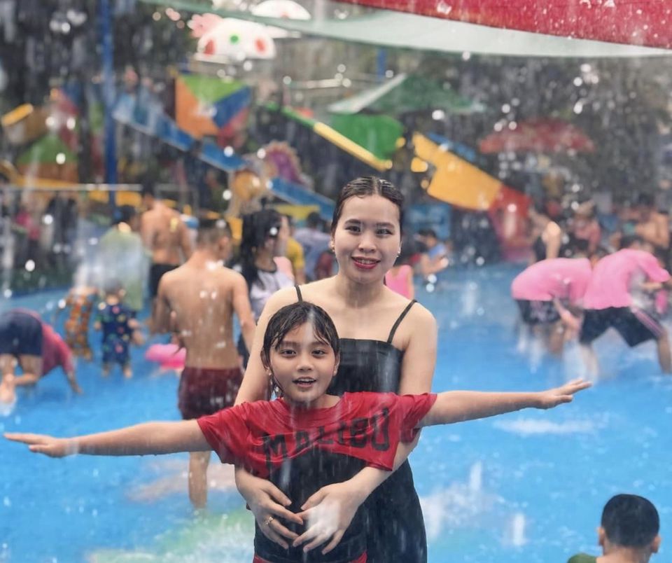 Đến vui chơi tại Công viên văn hóa Đầm Sen trong đợt lễ này, ngoài người dân TP Hồ Chí Minh còn có nhiều du khách đến từ các địa phương lân cận như Long An, Bình Dương, Đồng Nai, Tây Ninh...