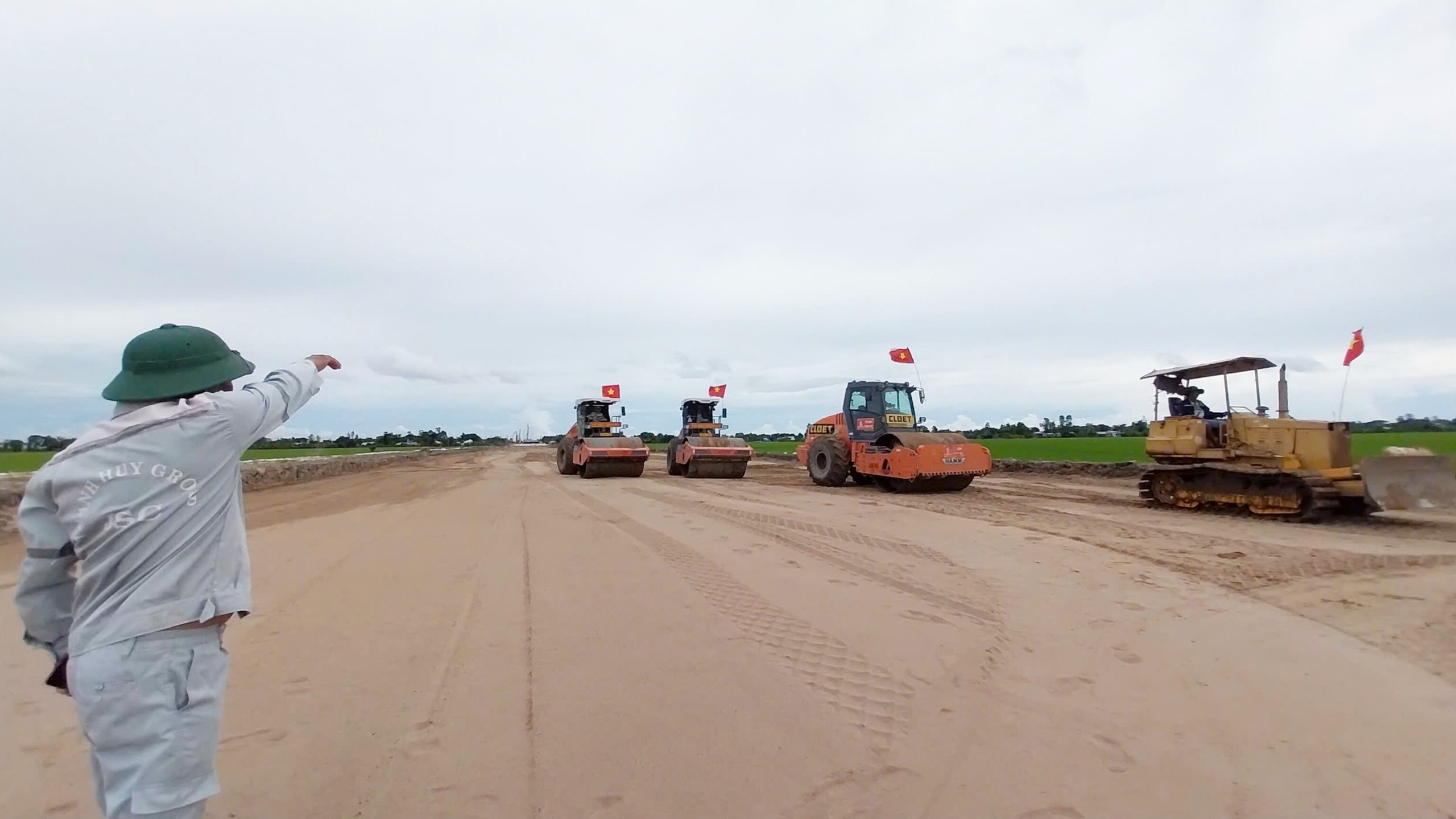 Rộn ràng công trường cao tốc trục ngang miền Tây dịp Quốc khánh- Ảnh 2. Rộn ràng công trường cao tốc trục ngang miền Tây dịp Quốc khánh- Ảnh 2.