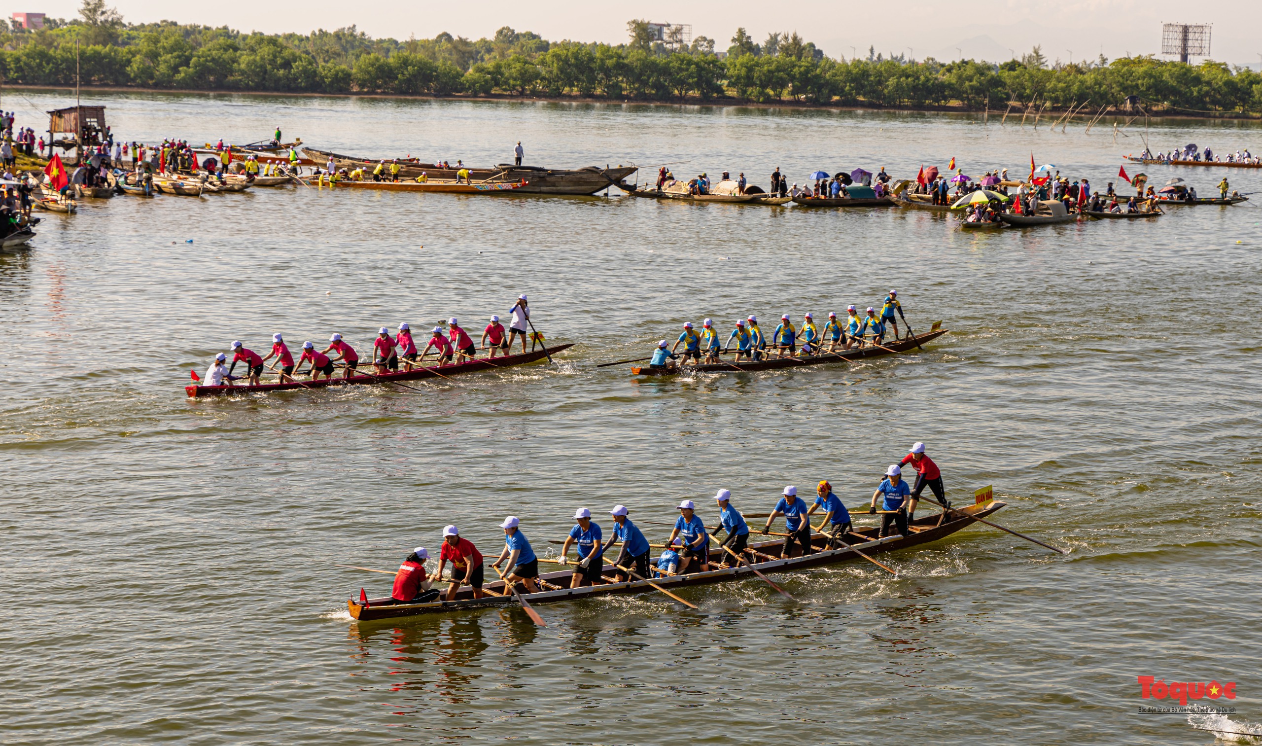 Hào hững lễ hội đua bơi cầu "mưa thuận gió hoà" trên dòng sông Nhật Lệ - Ảnh 2. Hào hững lễ hội đua bơi cầu "mưa thuận gió hoà" trên dòng sông Nhật Lệ - Ảnh 2.