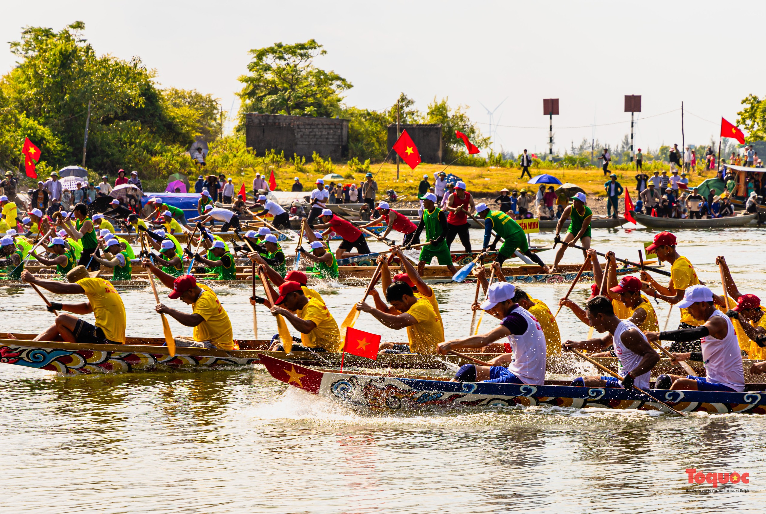 Hào hững lễ hội đua bơi cầu "mưa thuận gió hoà" trên dòng sông Nhật Lệ - Ảnh 7. Hào hững lễ hội đua bơi cầu "mưa thuận gió hoà" trên dòng sông Nhật Lệ - Ảnh 7.