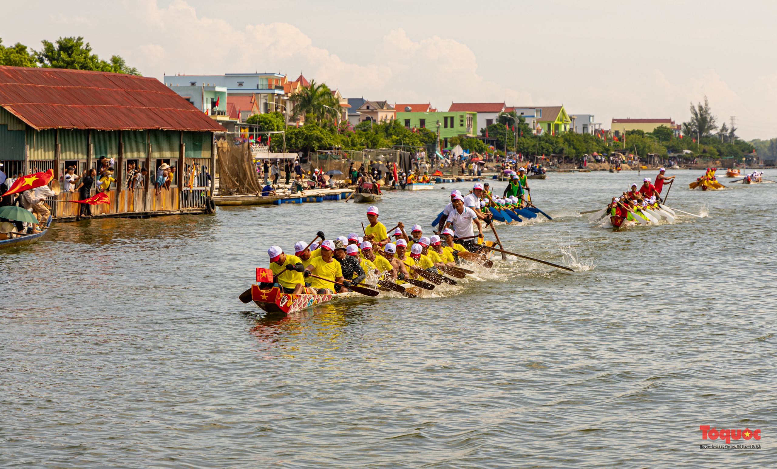 Hào hững lễ hội đua bơi cầu "mưa thuận gió hoà" trên dòng sông Nhật Lệ - Ảnh 8. Hào hững lễ hội đua bơi cầu "mưa thuận gió hoà" trên dòng sông Nhật Lệ - Ảnh 8.