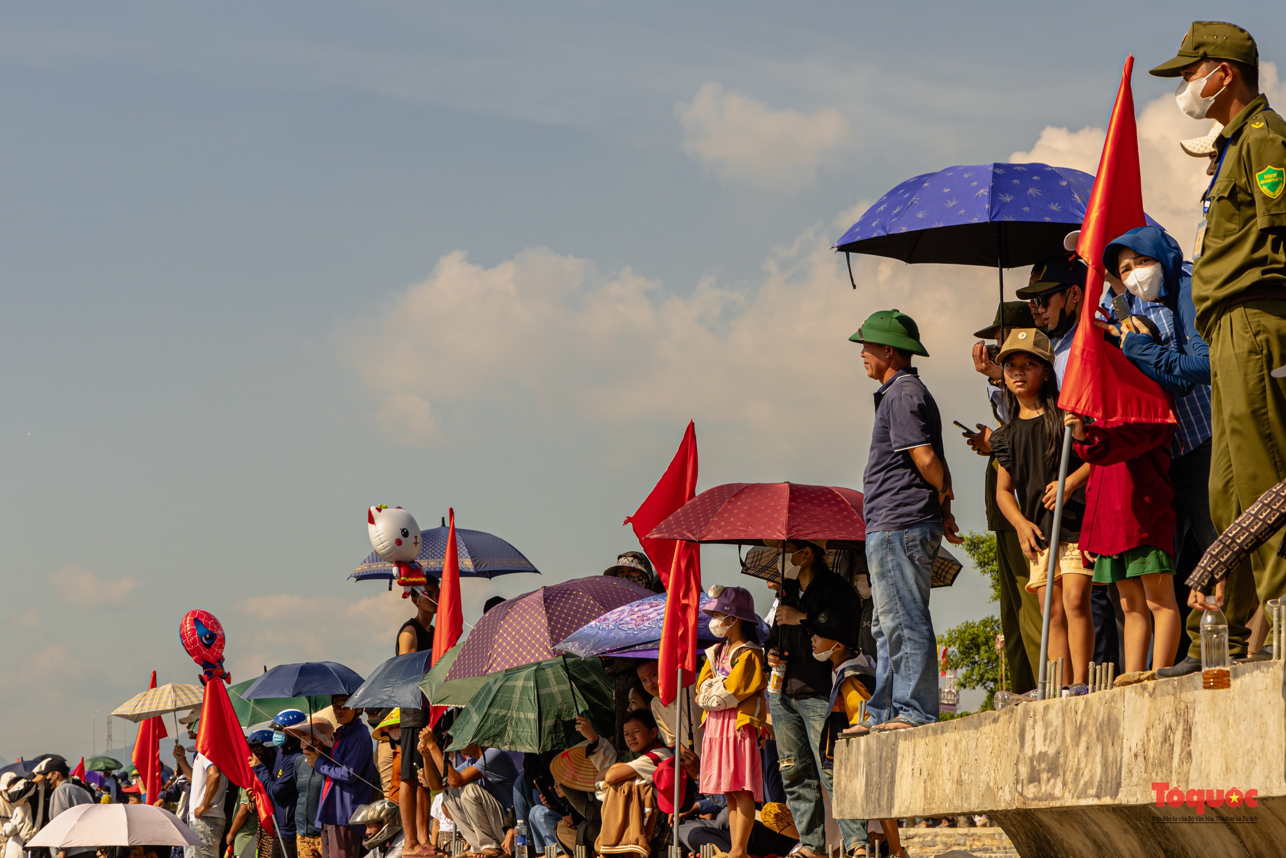 Hào hững lễ hội đua bơi cầu "mưa thuận gió hoà" trên dòng sông Nhật Lệ - Ảnh 12. Hào hững lễ hội đua bơi cầu "mưa thuận gió hoà" trên dòng sông Nhật Lệ - Ảnh 12.