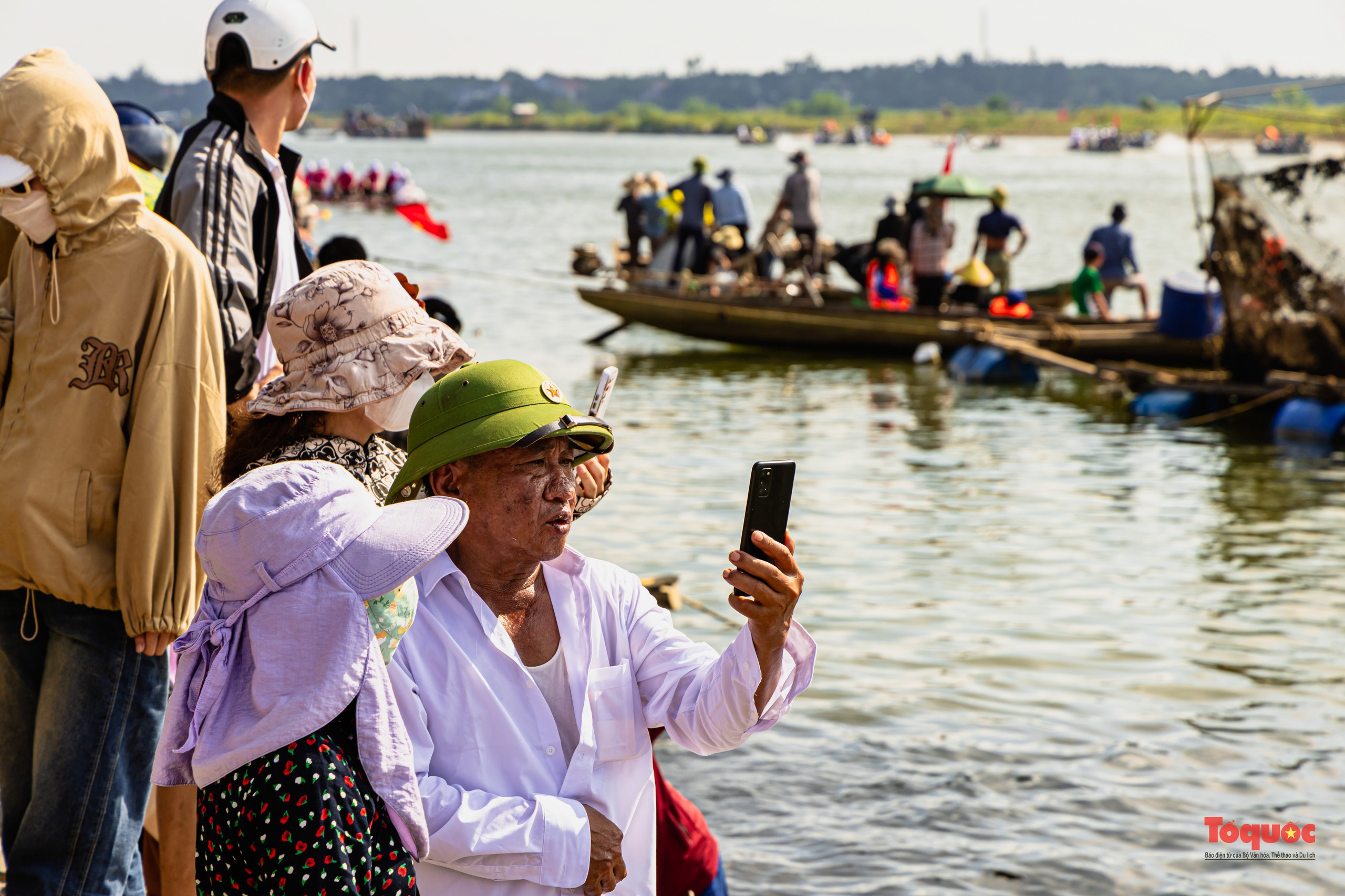 Hào hững lễ hội đua bơi cầu "mưa thuận gió hoà" trên dòng sông Nhật Lệ - Ảnh 14. Hào hững lễ hội đua bơi cầu "mưa thuận gió hoà" trên dòng sông Nhật Lệ - Ảnh 14.