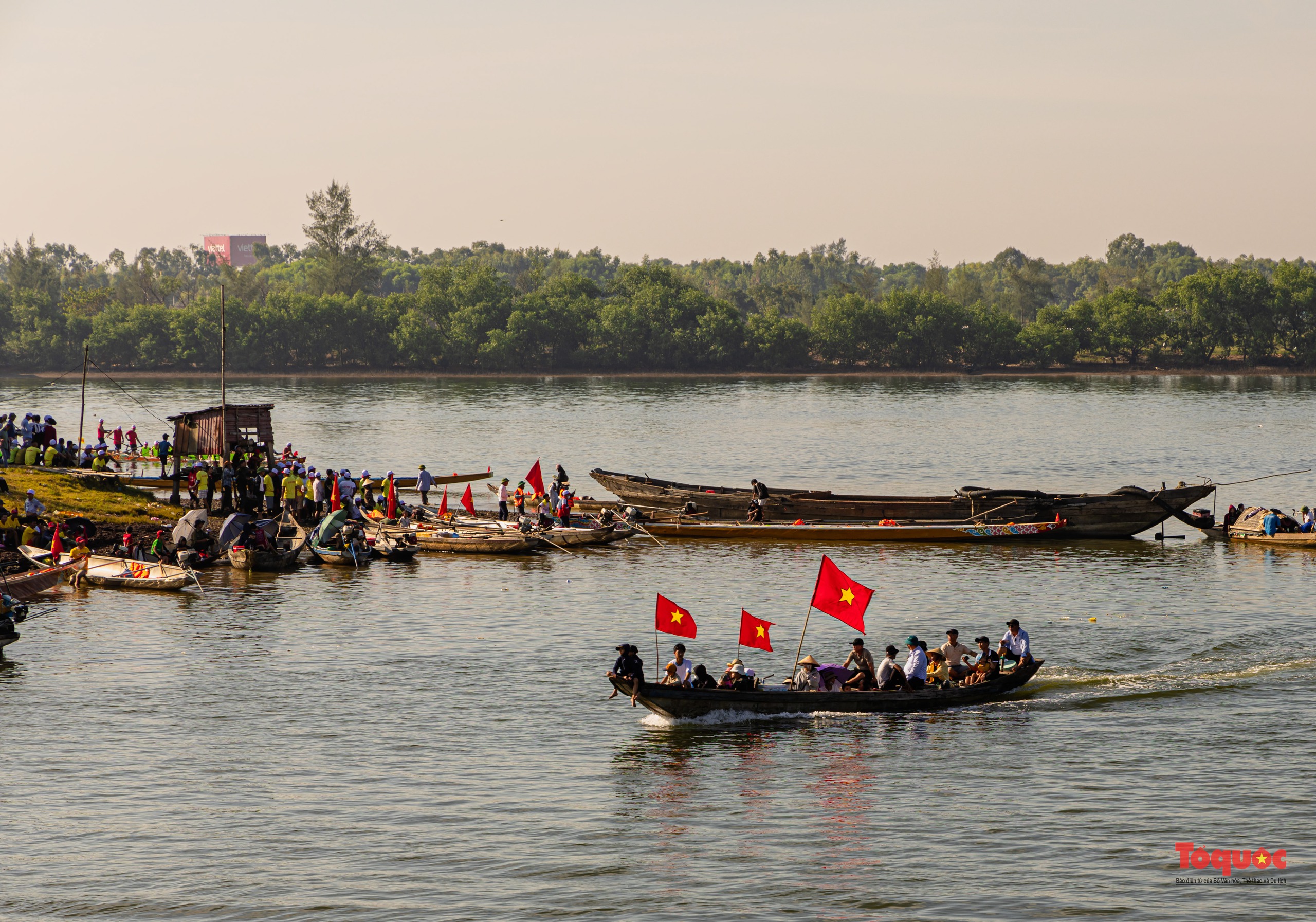 Hào hững lễ hội đua bơi cầu "mưa thuận gió hoà" trên dòng sông Nhật Lệ - Ảnh 16. Hào hững lễ hội đua bơi cầu "mưa thuận gió hoà" trên dòng sông Nhật Lệ - Ảnh 16.