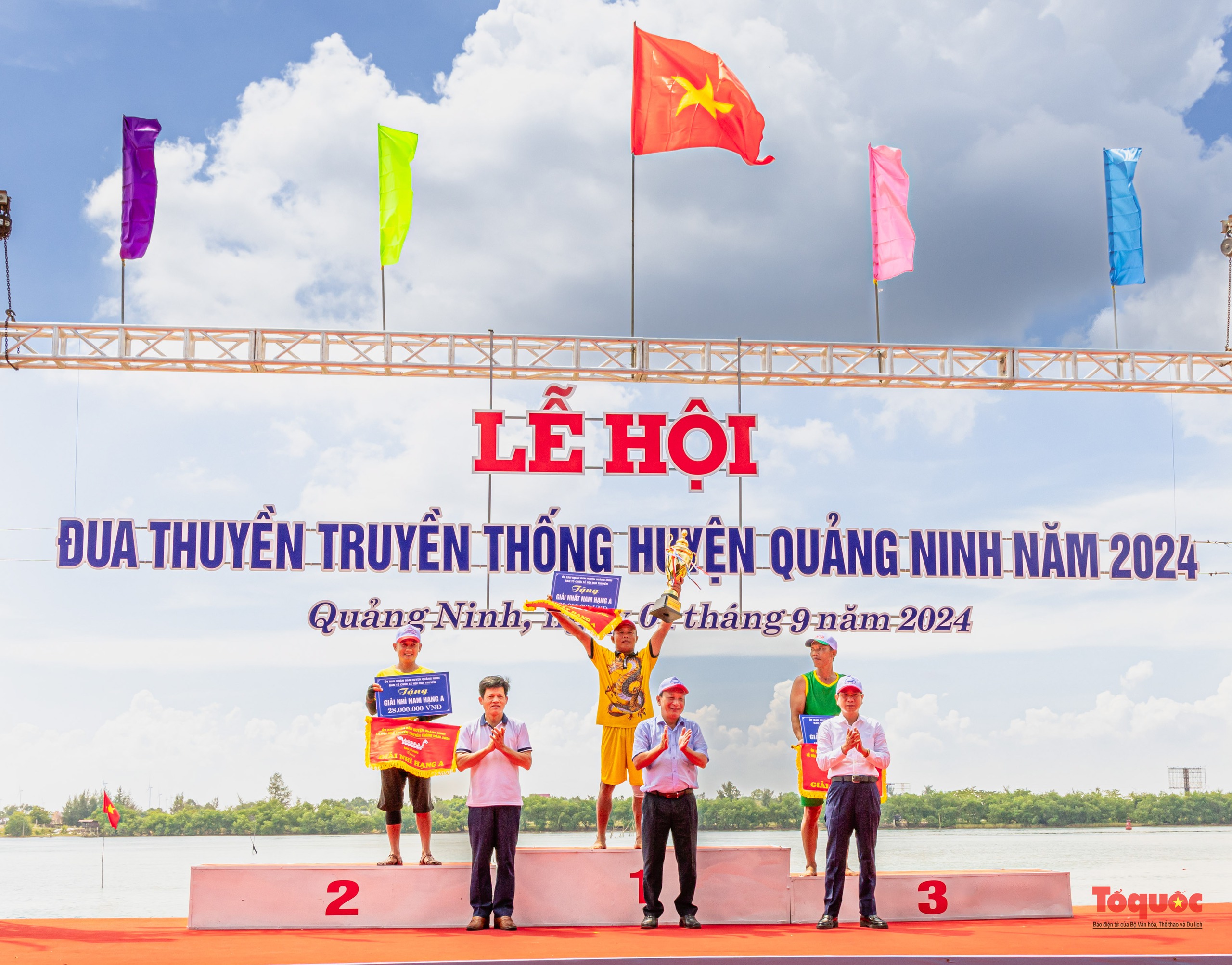 Hào hững lễ hội đua bơi cầu "mưa thuận gió hoà" trên dòng sông Nhật Lệ - Ảnh 17. Hào hững lễ hội đua bơi cầu "mưa thuận gió hoà" trên dòng sông Nhật Lệ - Ảnh 17.